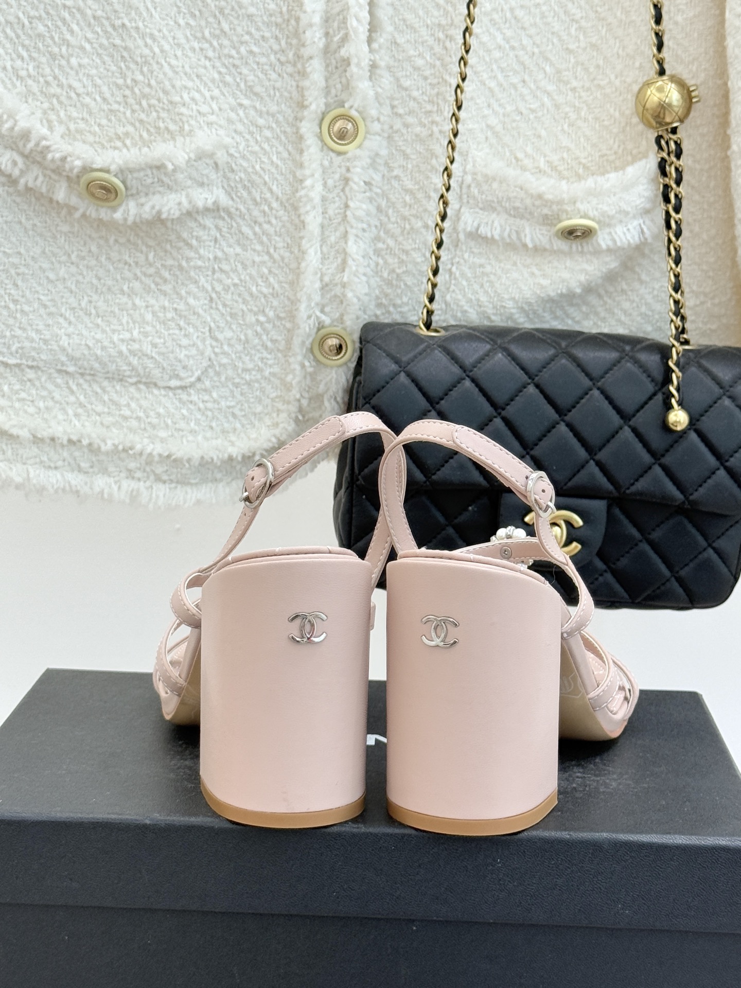 CHANE* ｜小香经典春夏山茶花珍珠粗跟凉鞋！ 这一季的凉鞋实在是太好看了吧！都是美眉们必不可少的出行