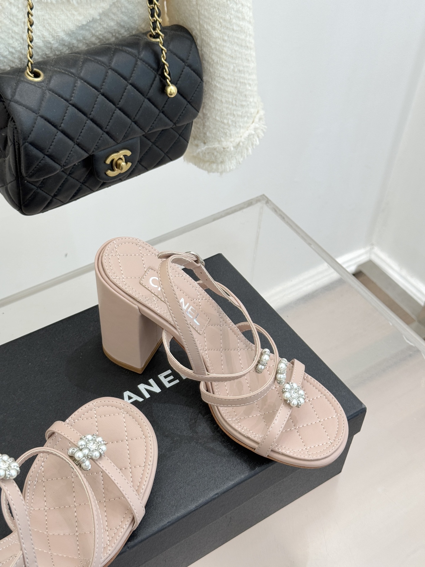 CHANE* ｜小香经典春夏山茶花珍珠粗跟凉鞋！ 这一季的凉鞋实在是太好看了吧！都是美眉们必不可少的出行