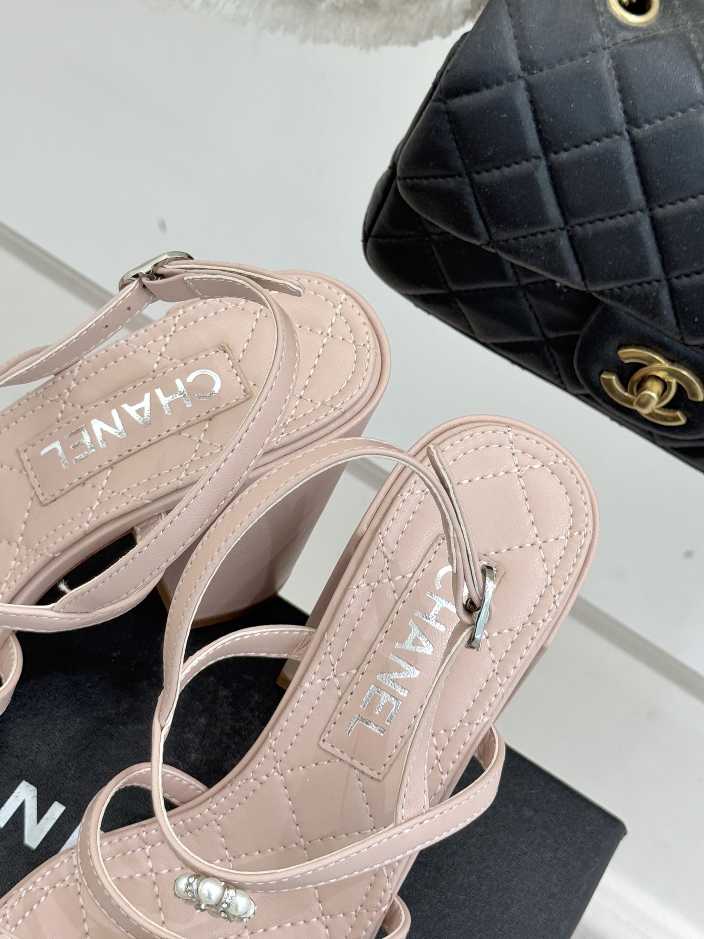 CHANE* ｜小香经典春夏山茶花珍珠粗跟凉鞋！ 这一季的凉鞋实在是太好看了吧！都是美眉们必不可少的出行