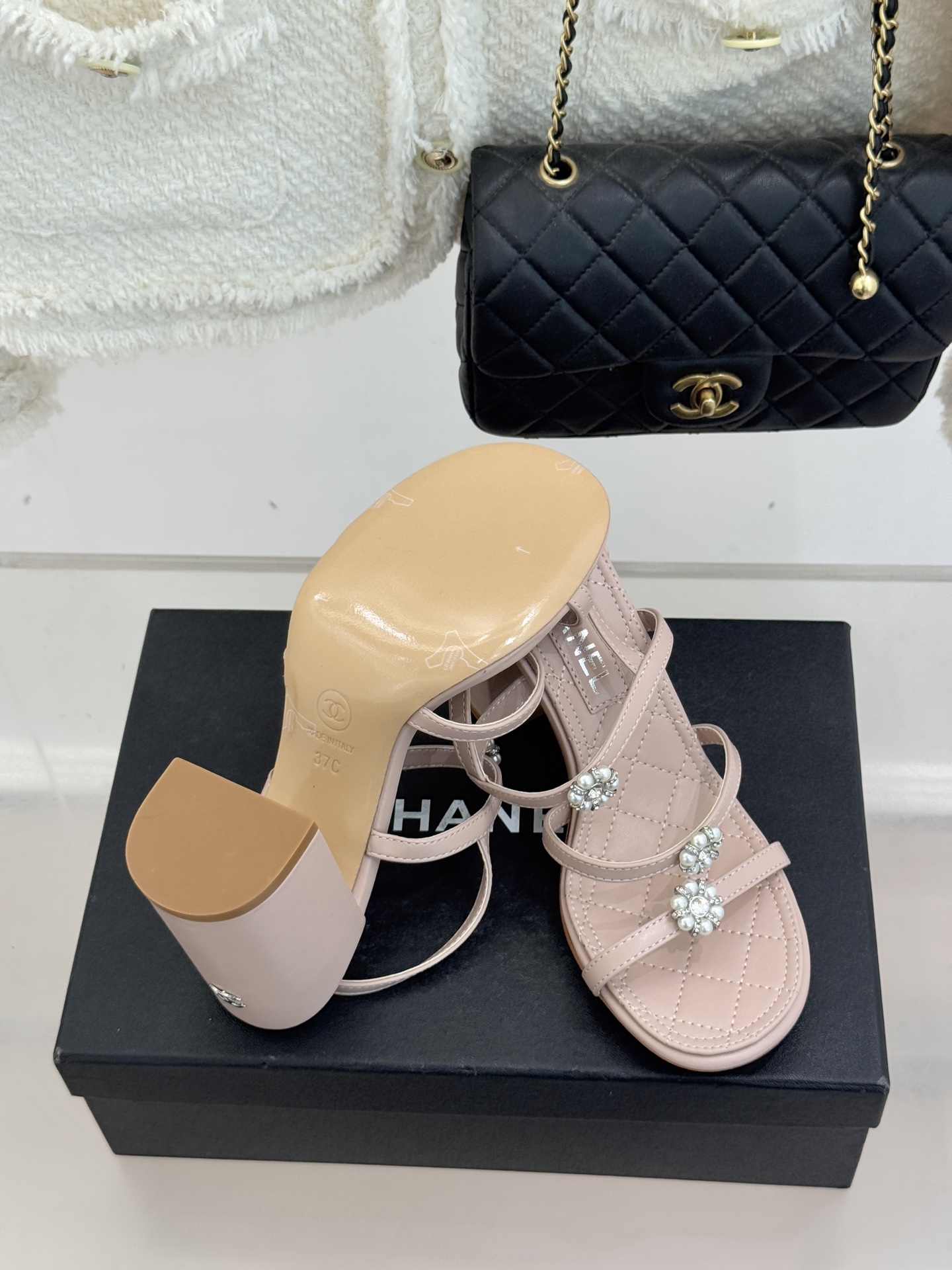 CHANE* ｜小香经典春夏山茶花珍珠粗跟凉鞋！ 这一季的凉鞋实在是太好看了吧！都是美眉们必不可少的出行