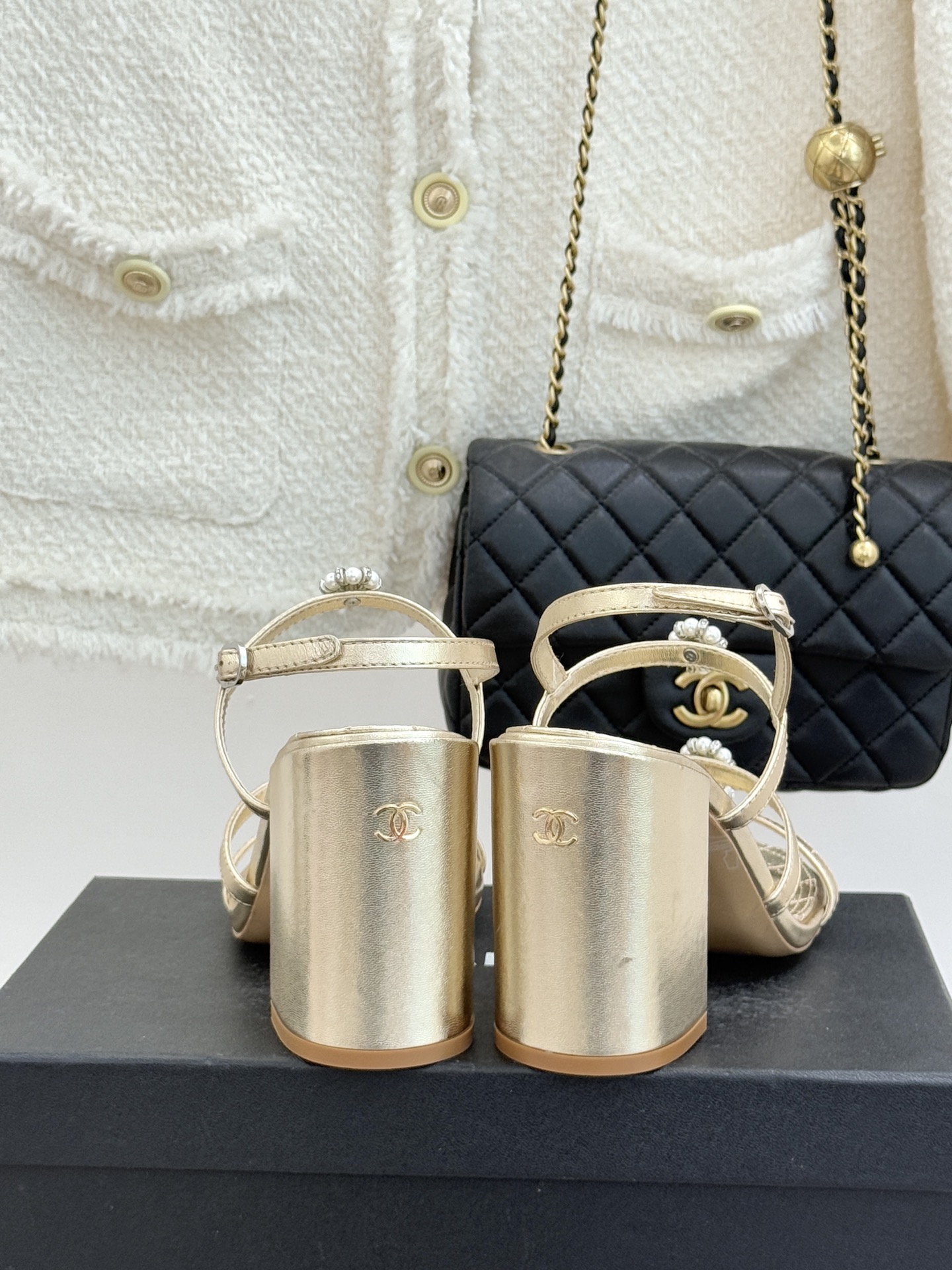 CHANE* ｜小香经典春夏山茶花珍珠粗跟凉鞋！ 这一季的凉鞋实在是太好看了吧！都是美眉们必不可少的出行