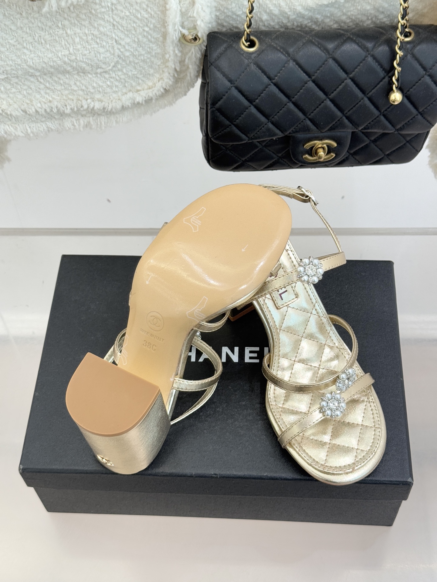 CHANE* ｜小香经典春夏山茶花珍珠粗跟凉鞋！ 这一季的凉鞋实在是太好看了吧！都是美眉们必不可少的出行