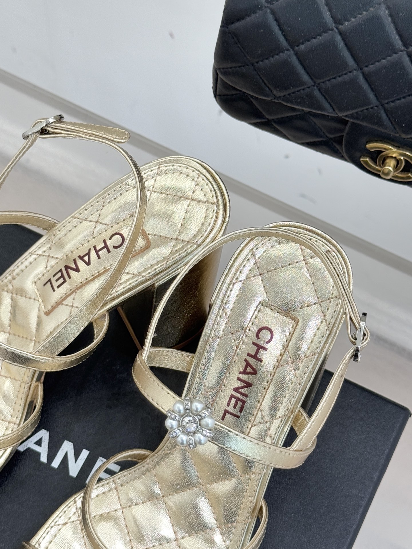 CHANE* ｜小香经典春夏山茶花珍珠粗跟凉鞋！ 这一季的凉鞋实在是太好看了吧！都是美眉们必不可少的出行