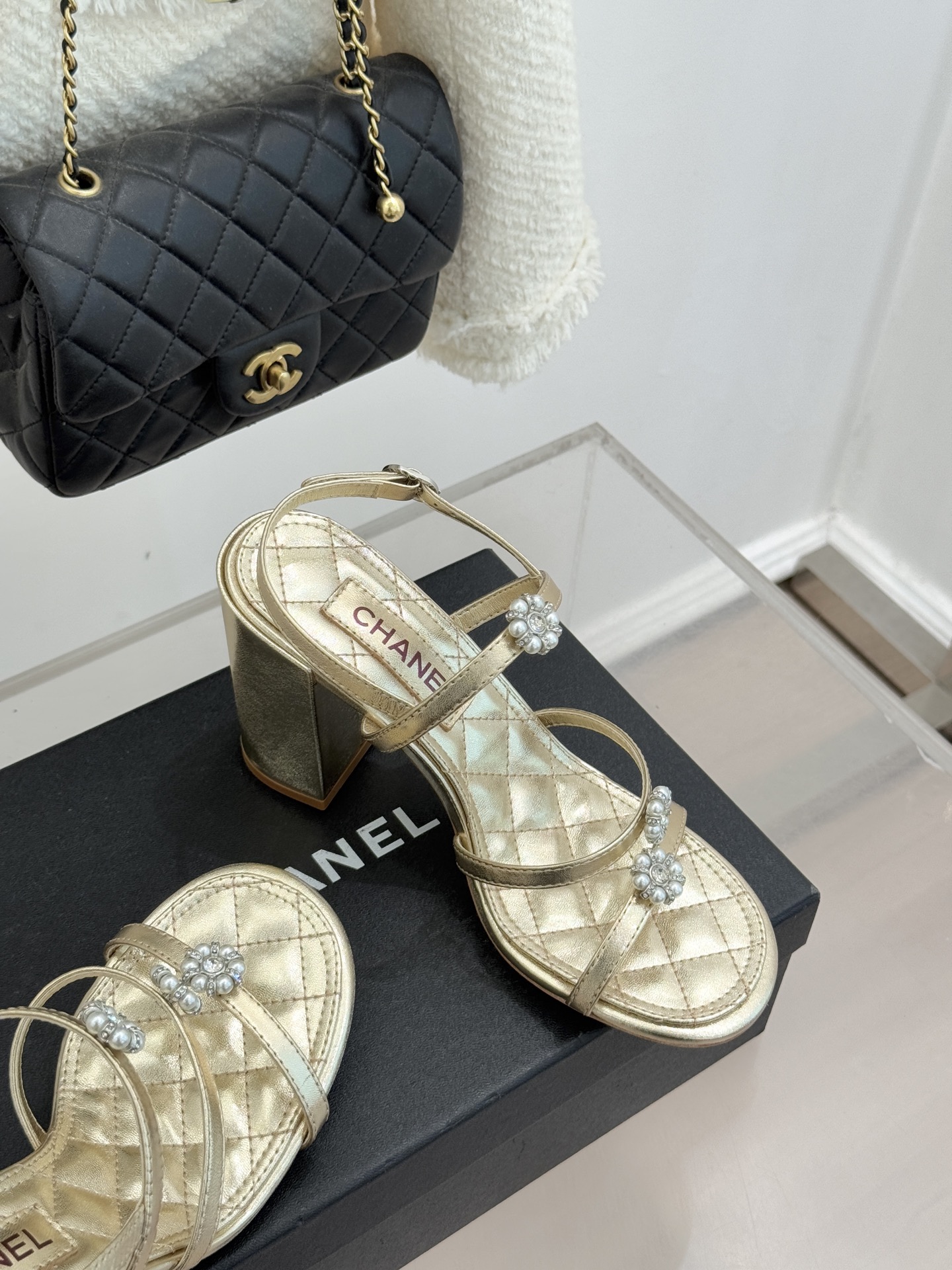 CHANE* ｜小香经典春夏山茶花珍珠粗跟凉鞋！ 这一季的凉鞋实在是太好看了吧！都是美眉们必不可少的出行