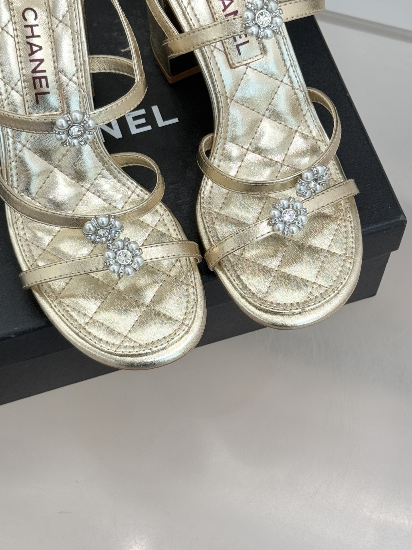 CHANE* ｜小香经典春夏山茶花珍珠粗跟凉鞋！ 这一季的凉鞋实在是太好看了吧！都是美眉们必不可少的出行