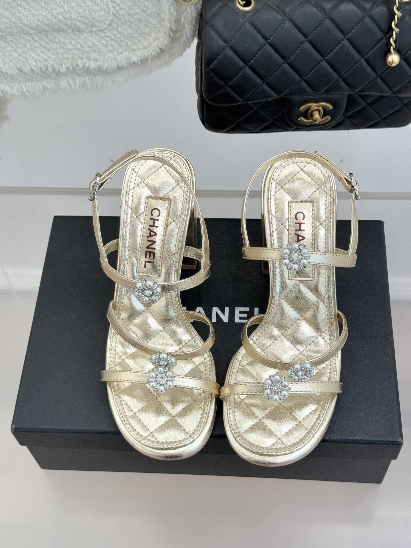 CHANE* ｜小香经典春夏山茶花珍珠粗跟凉鞋！ 这一季的凉鞋实在是太好看了吧！都是美眉们必不可少的出行