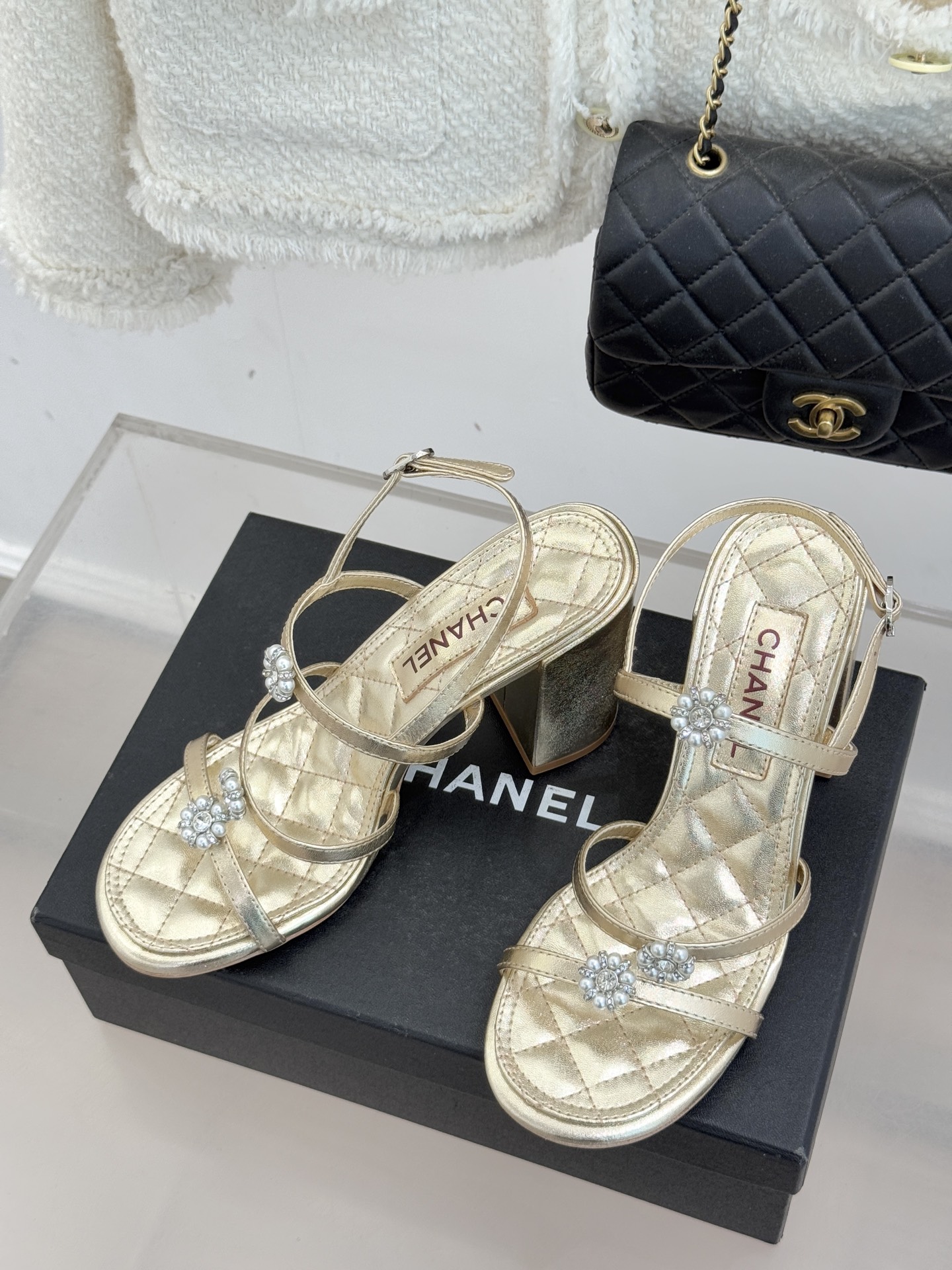 CHANE* ｜小香经典春夏山茶花珍珠粗跟凉鞋！ 这一季的凉鞋实在是太好看了吧！都是美眉们必不可少的出行