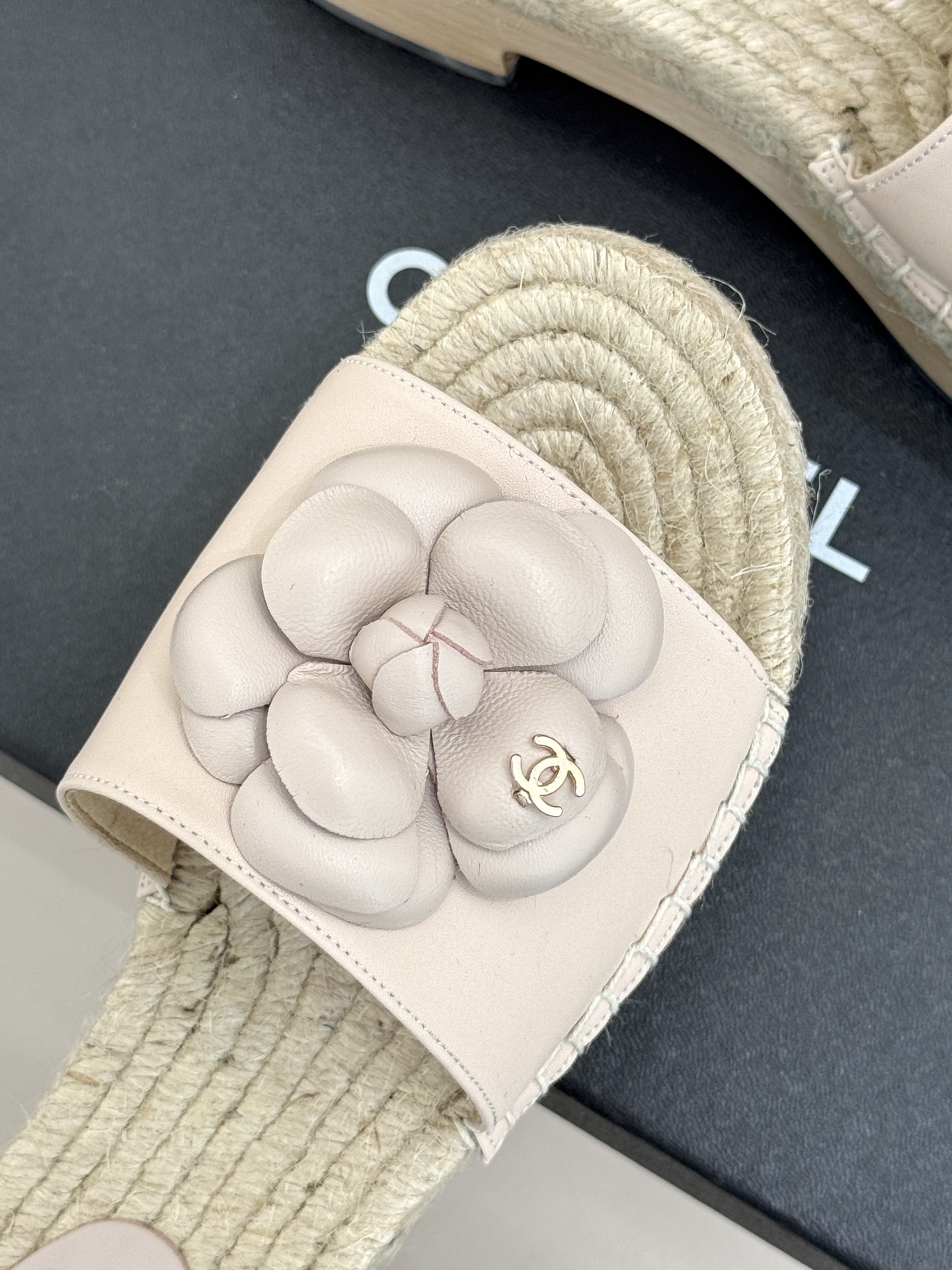 CHANE*｜小香经典春夏麻绳山茶花系列厚底拖鞋这一季山茶花系列真的超美😍香奶奶家一贯的优雅名媛气质高级