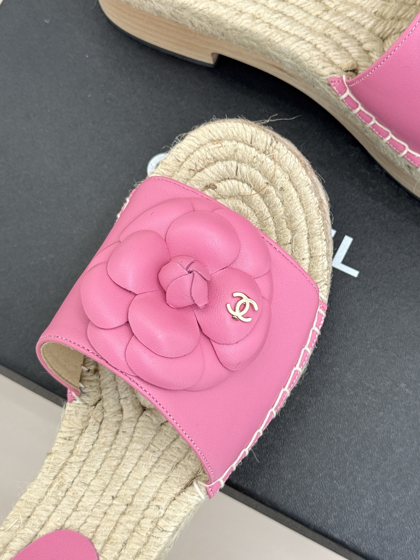 CHANE*｜小香经典春夏麻绳山茶花系列厚底拖鞋这一季山茶花系列真的超美😍香奶奶家一贯的优雅名媛气质高级