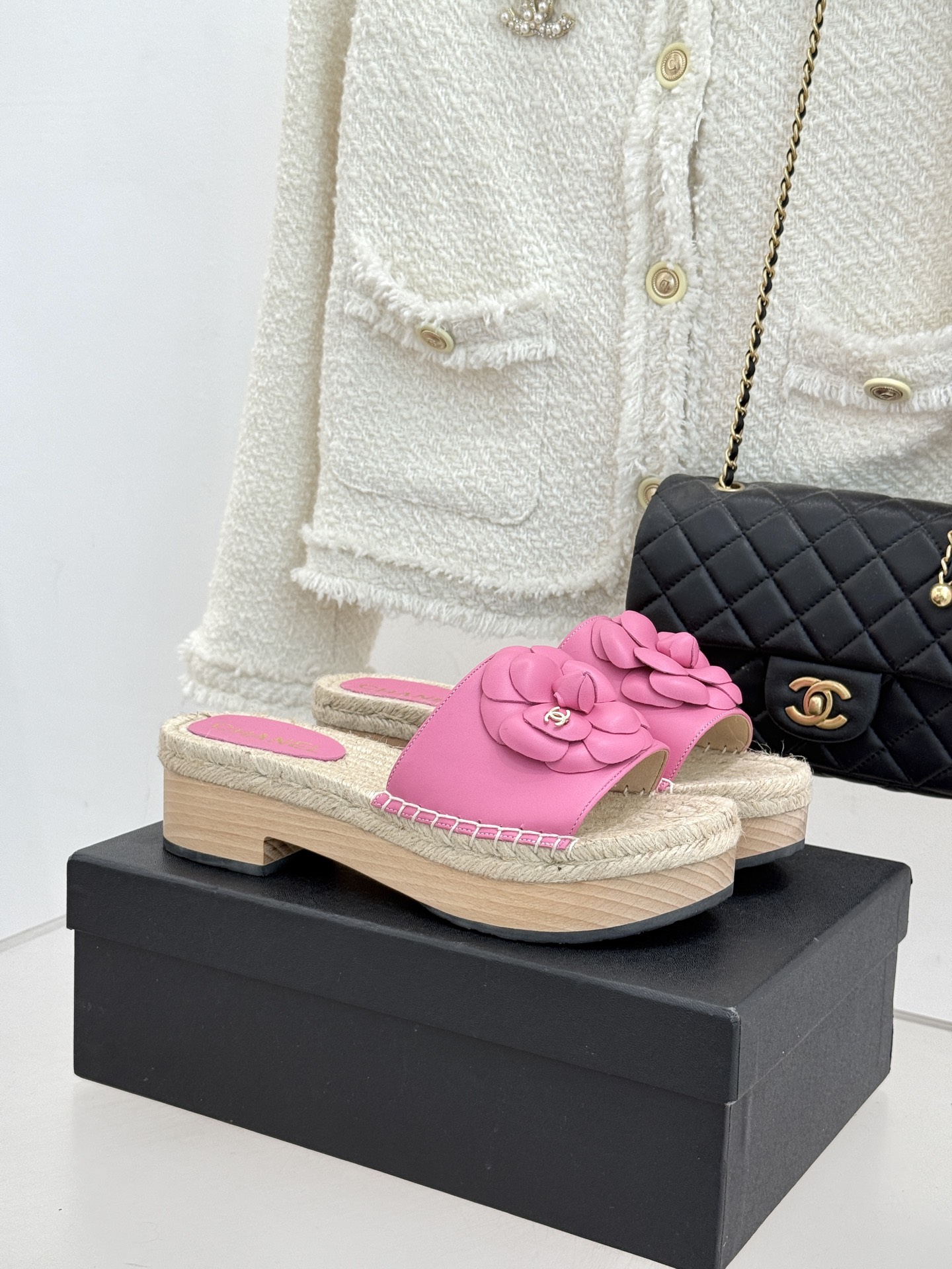 CHANE*｜小香经典春夏麻绳山茶花系列厚底拖鞋这一季山茶花系列真的超美😍香奶奶家一贯的优雅名媛气质高级