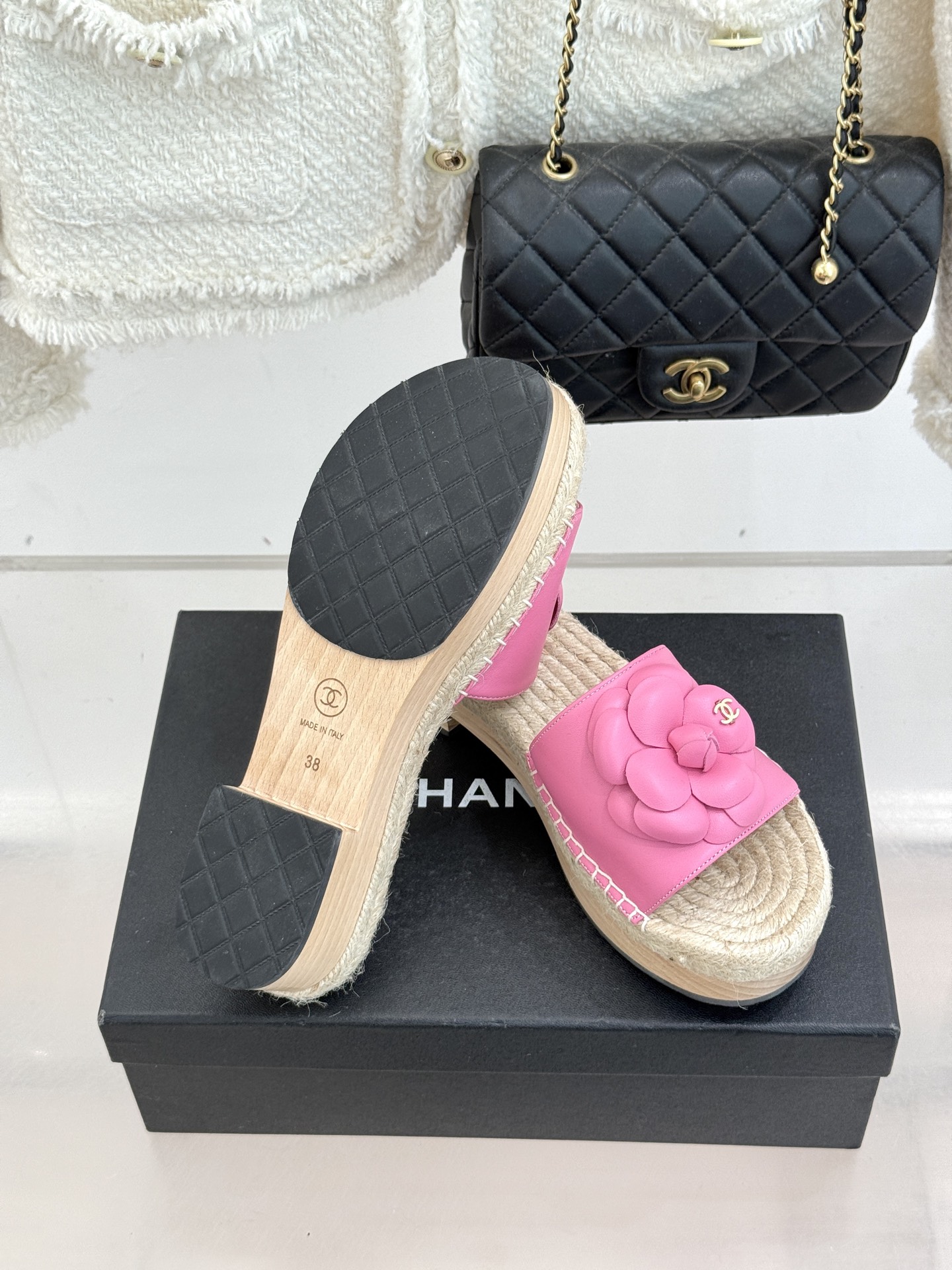 CHANE*｜小香经典春夏麻绳山茶花系列厚底拖鞋这一季山茶花系列真的超美😍香奶奶家一贯的优雅名媛气质高级