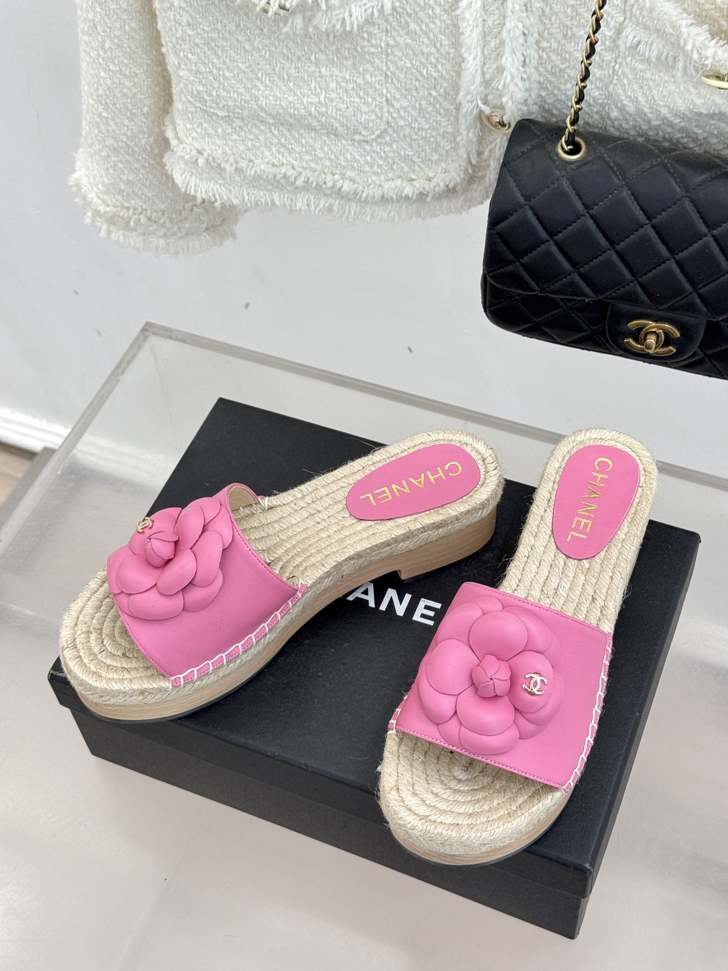CHANE*｜小香经典春夏麻绳山茶花系列厚底拖鞋这一季山茶花系列真的超美😍香奶奶家一贯的优雅名媛气质高级