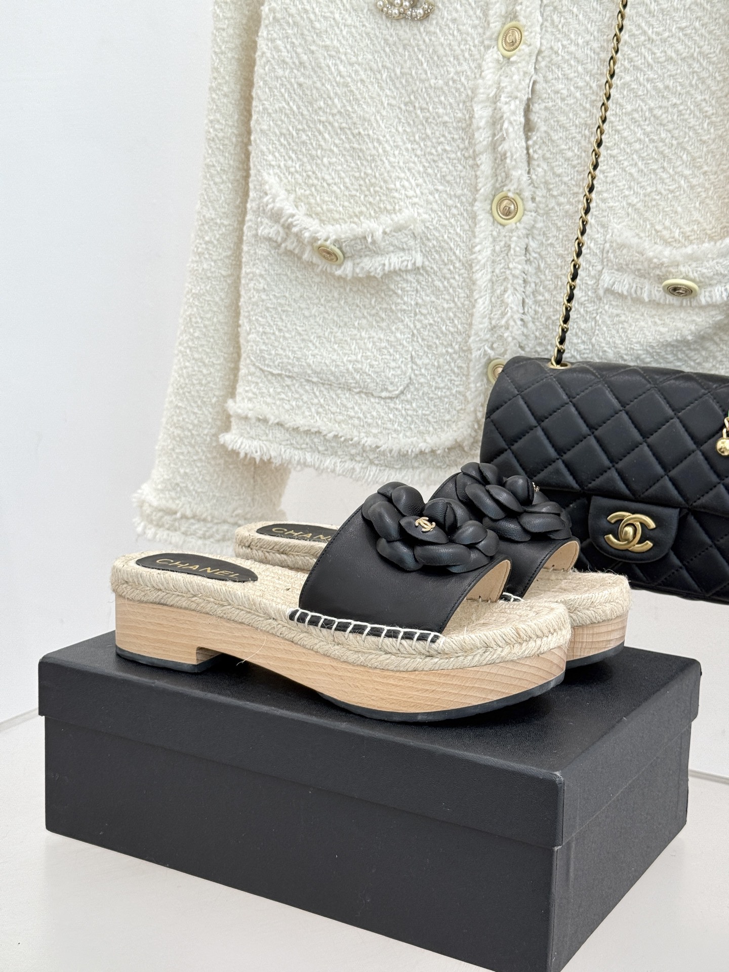 CHANE*｜小香经典春夏麻绳山茶花系列厚底拖鞋这一季山茶花系列真的超美😍香奶奶家一贯的优雅名媛气质高级