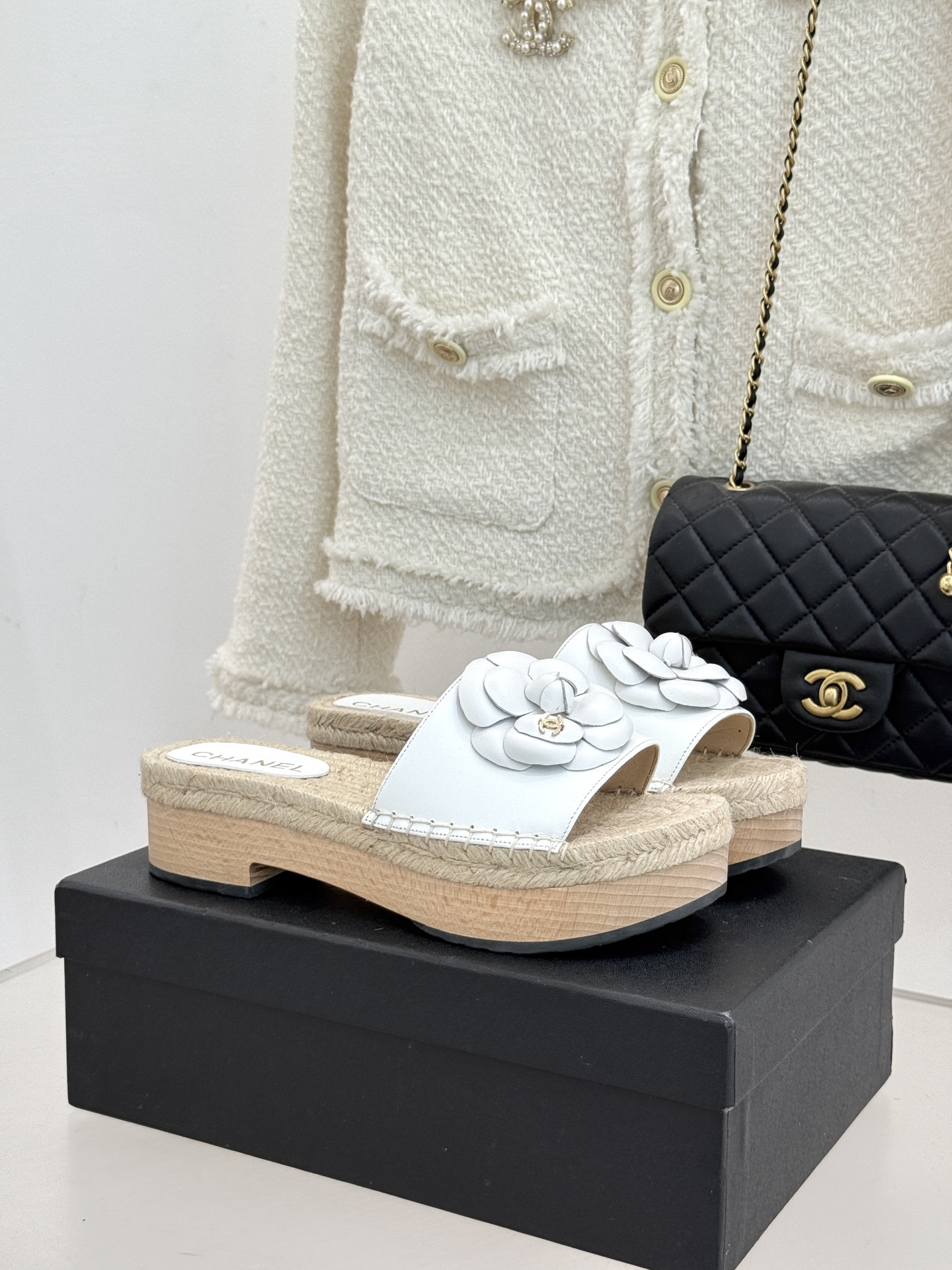 NO:723917,Chanel's new spring and summer hemp rope thick-soled slippers!  The upper is made of original customized material, the lining is mixed sheepskin, the original molded solid wood outsole is made of hemp rope, the heel height is 4cm, Size35-39 (40/41 customized), slippers, chanel, slippers, sheepskin19860909Chanel 春夏新款麻绳厚底拖鞋！ 鞋面采用原版定制材质 内里垫脚混种羊皮 原版开模实木大底麻绳 跟高4cm Size35-39（40/41定制）,拖鞋,chanel,slippers,sheepskin,Women's Shoes