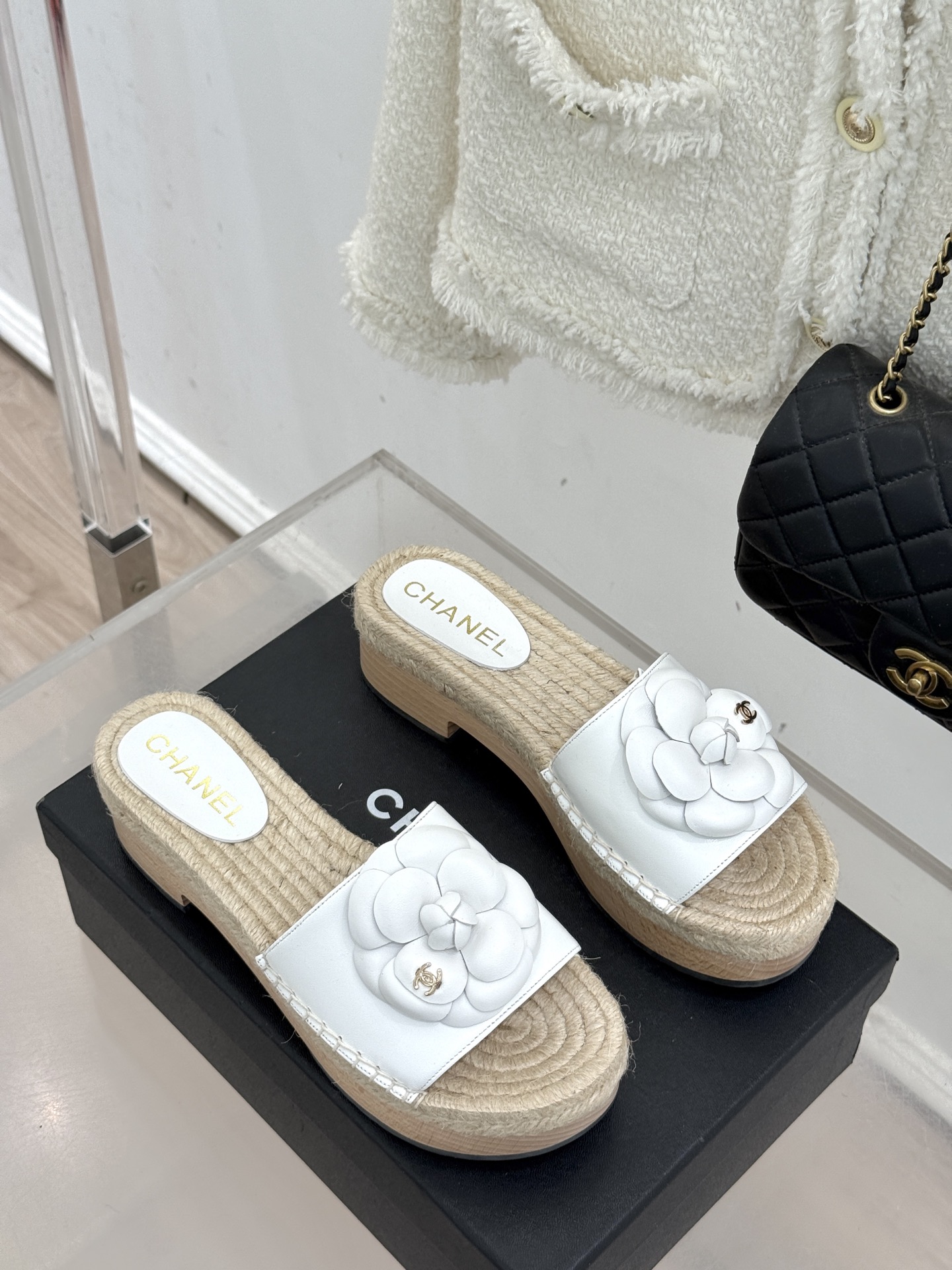 CHANE*｜小香经典春夏麻绳山茶花系列厚底拖鞋这一季山茶花系列真的超美😍香奶奶家一贯的优雅名媛气质高级