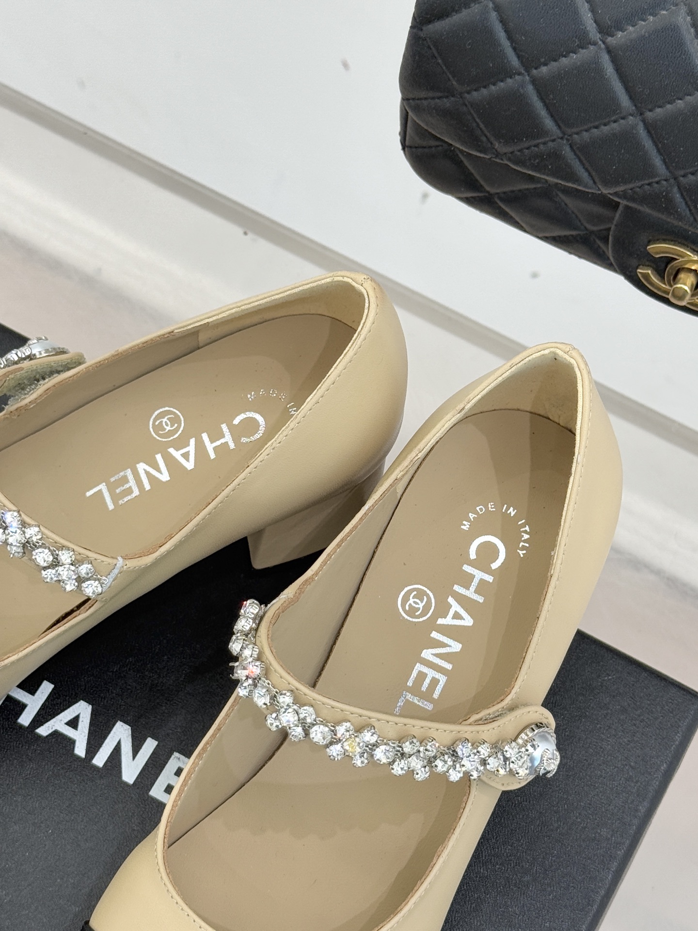 CHANE* ｜小香经典水钻一字带拼色玛丽珍鞋这双玛丽珍鞋以复古玛丽珍为基底用拼色美学重构优雅秩序。经典