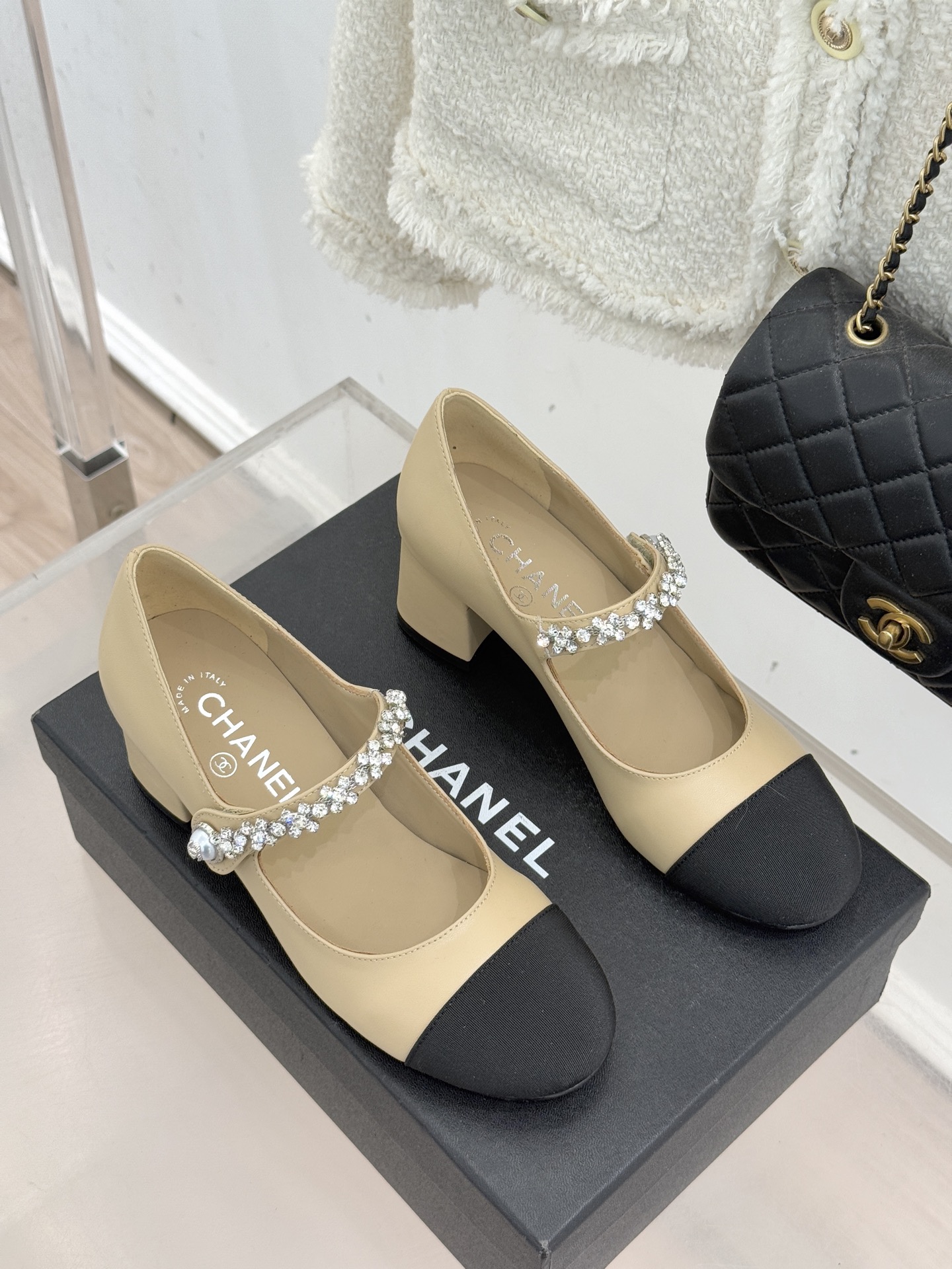 CHANE* ｜小香经典水钻一字带拼色玛丽珍鞋这双玛丽珍鞋以复古玛丽珍为基底用拼色美学重构优雅秩序。经典