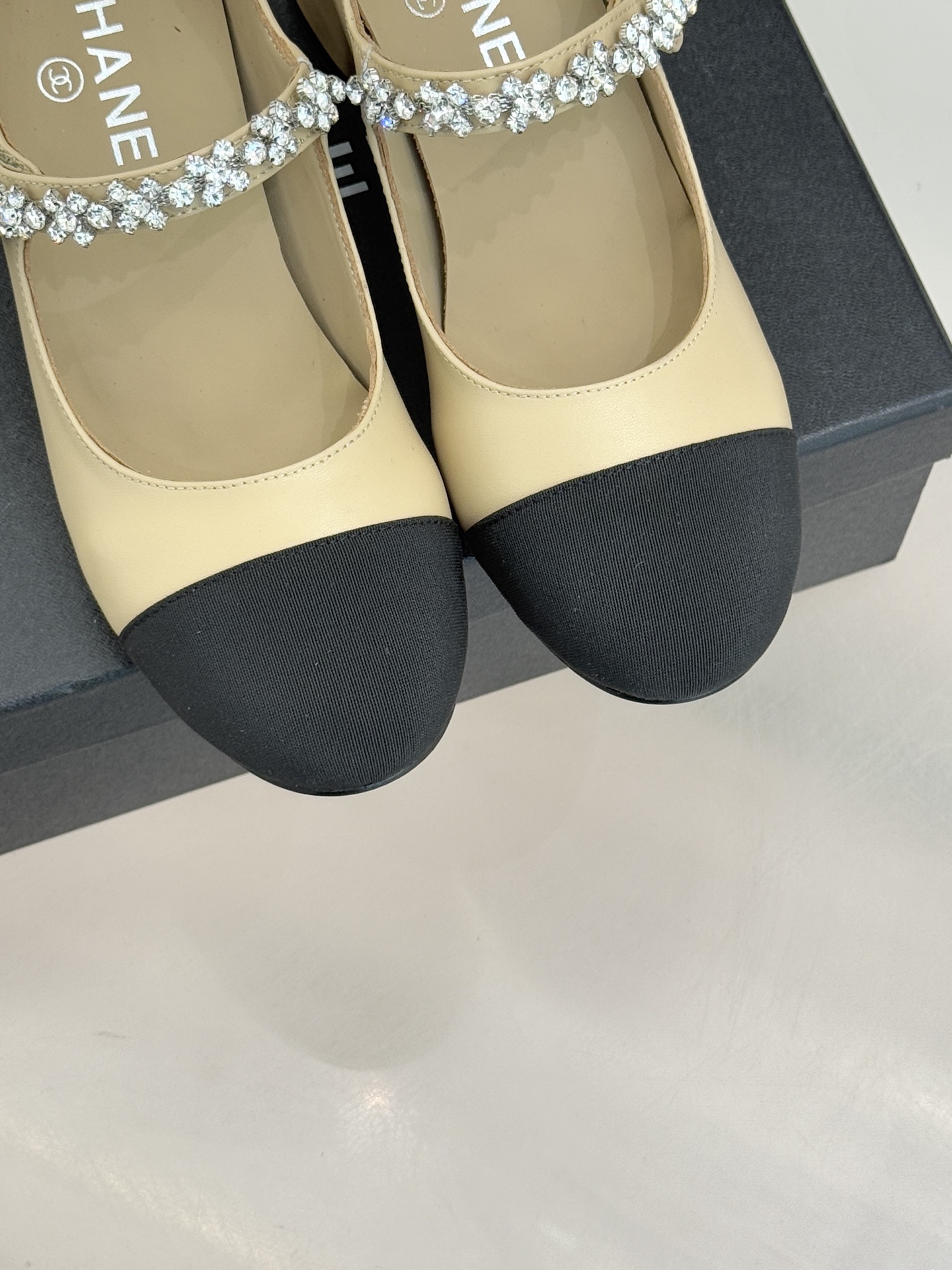 CHANE* ｜小香经典水钻一字带拼色玛丽珍鞋这双玛丽珍鞋以复古玛丽珍为基底用拼色美学重构优雅秩序。经典