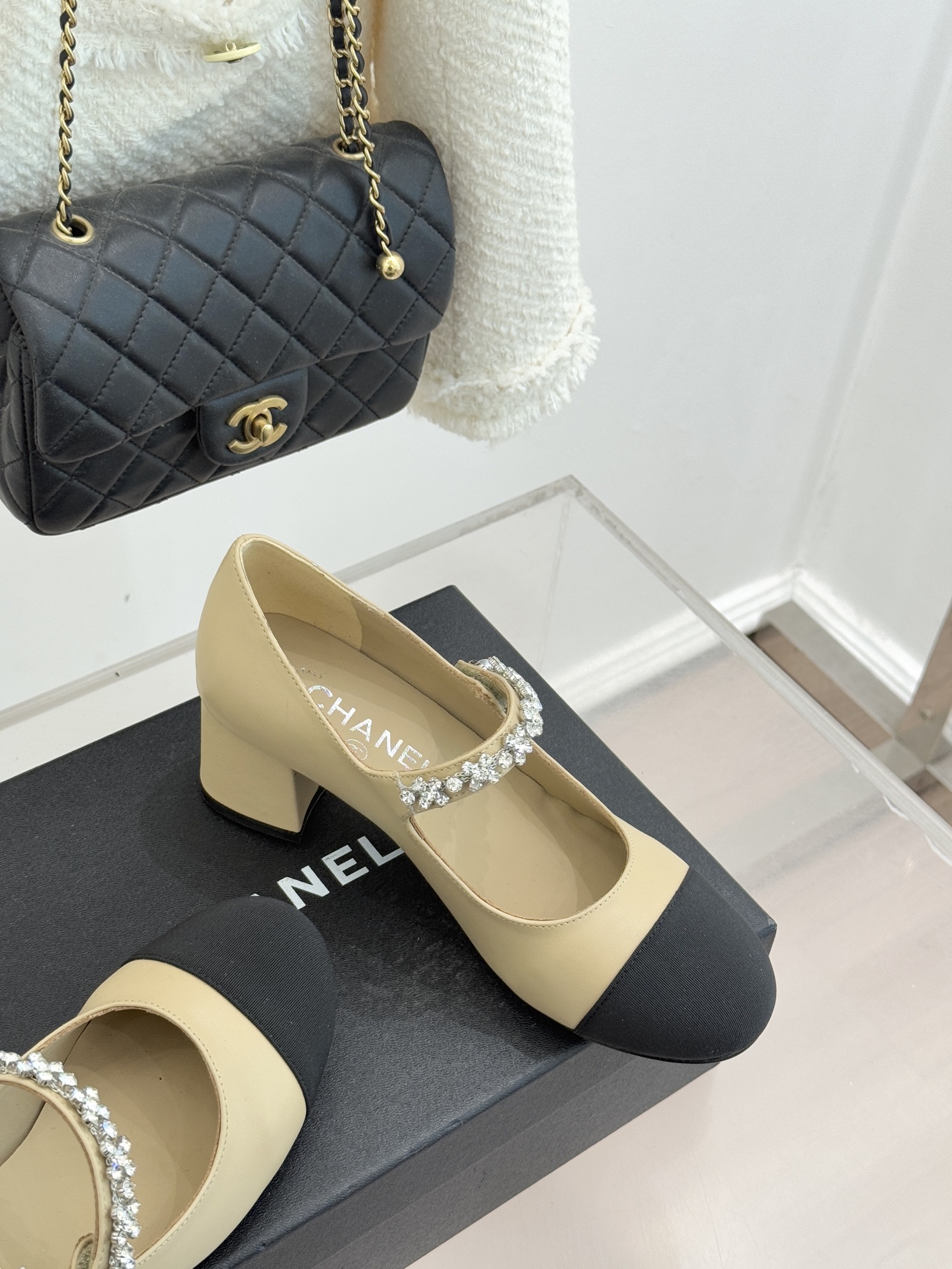 CHANE* ｜小香经典水钻一字带拼色玛丽珍鞋这双玛丽珍鞋以复古玛丽珍为基底用拼色美学重构优雅秩序。经典