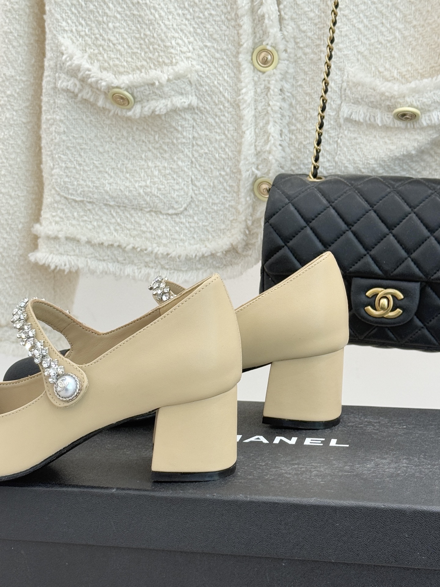 CHANE* ｜小香经典水钻一字带拼色玛丽珍鞋这双玛丽珍鞋以复古玛丽珍为基底用拼色美学重构优雅秩序。经典