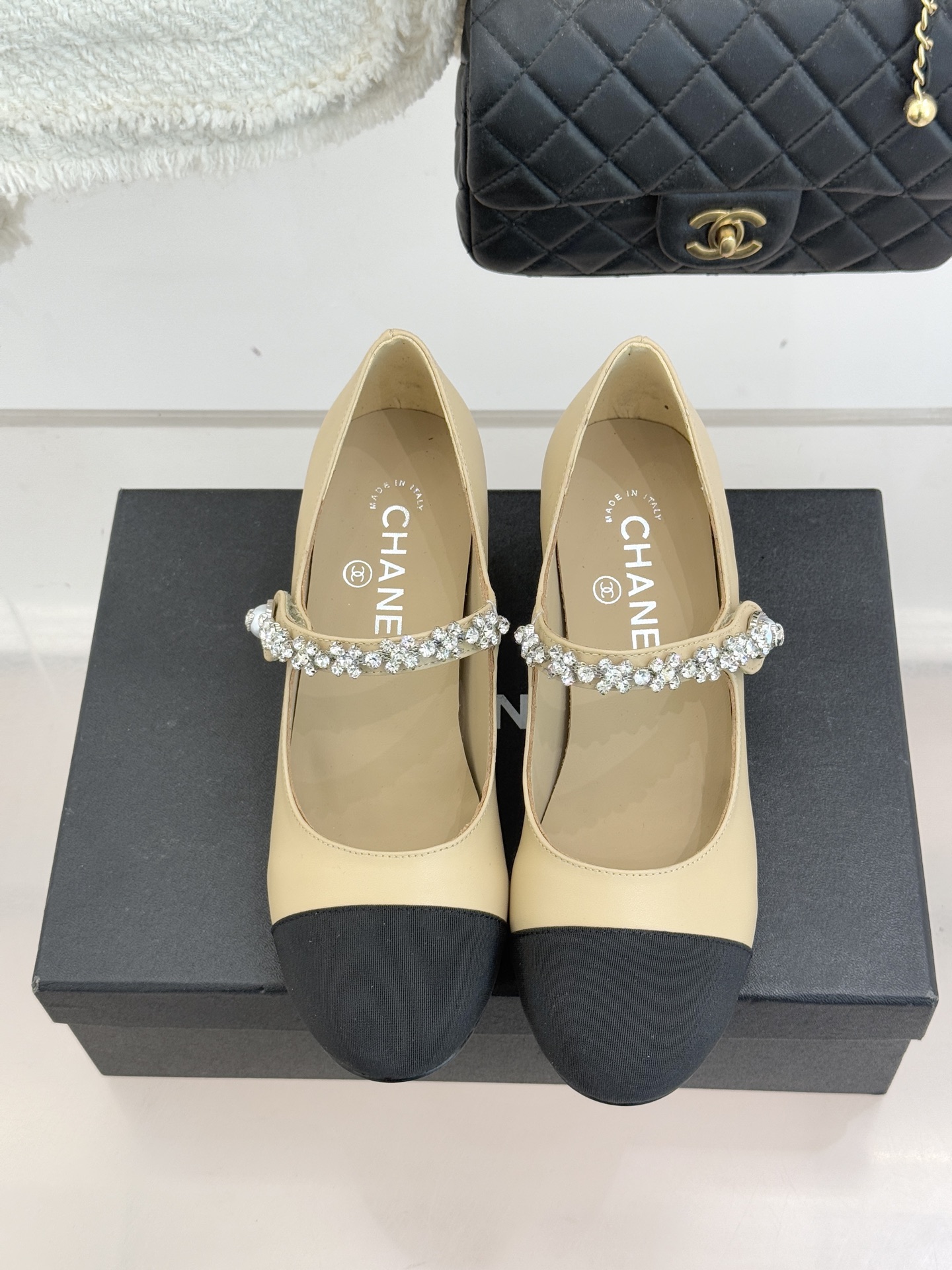 CHANE* ｜小香经典水钻一字带拼色玛丽珍鞋这双玛丽珍鞋以复古玛丽珍为基底用拼色美学重构优雅秩序。经典