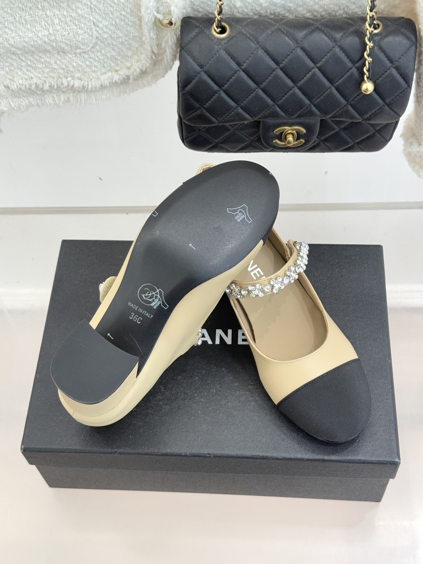 CHANE* ｜小香经典水钻一字带拼色玛丽珍鞋这双玛丽珍鞋以复古玛丽珍为基底用拼色美学重构优雅秩序。经典