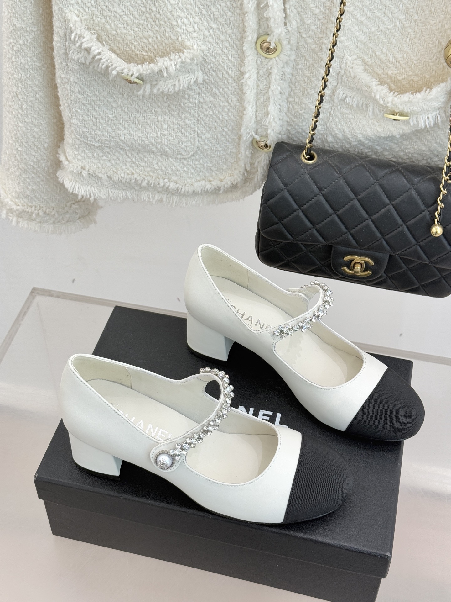 CHANE* ｜小香经典水钻一字带拼色玛丽珍鞋这双玛丽珍鞋以复古玛丽珍为基底用拼色美学重构优雅秩序。经典