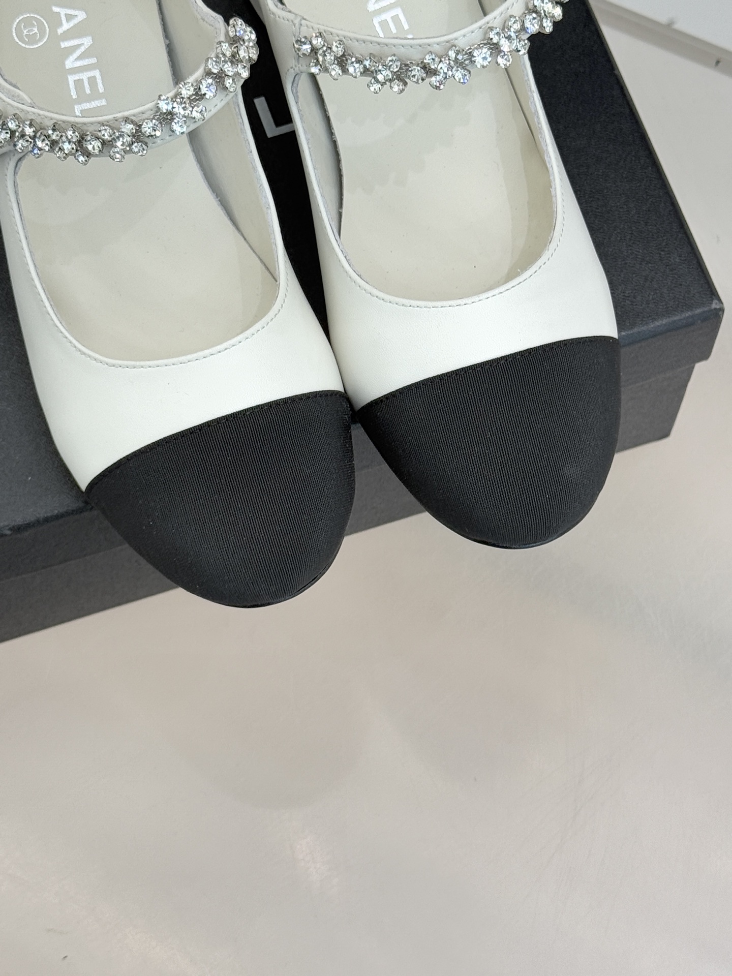 CHANE* ｜小香经典水钻一字带拼色玛丽珍鞋这双玛丽珍鞋以复古玛丽珍为基底用拼色美学重构优雅秩序。经典