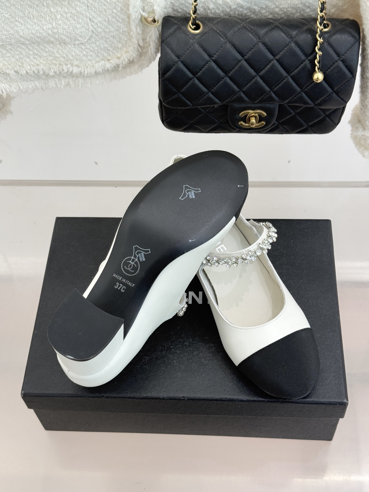 CHANE* ｜小香经典水钻一字带拼色玛丽珍鞋这双玛丽珍鞋以复古玛丽珍为基底用拼色美学重构优雅秩序。经典