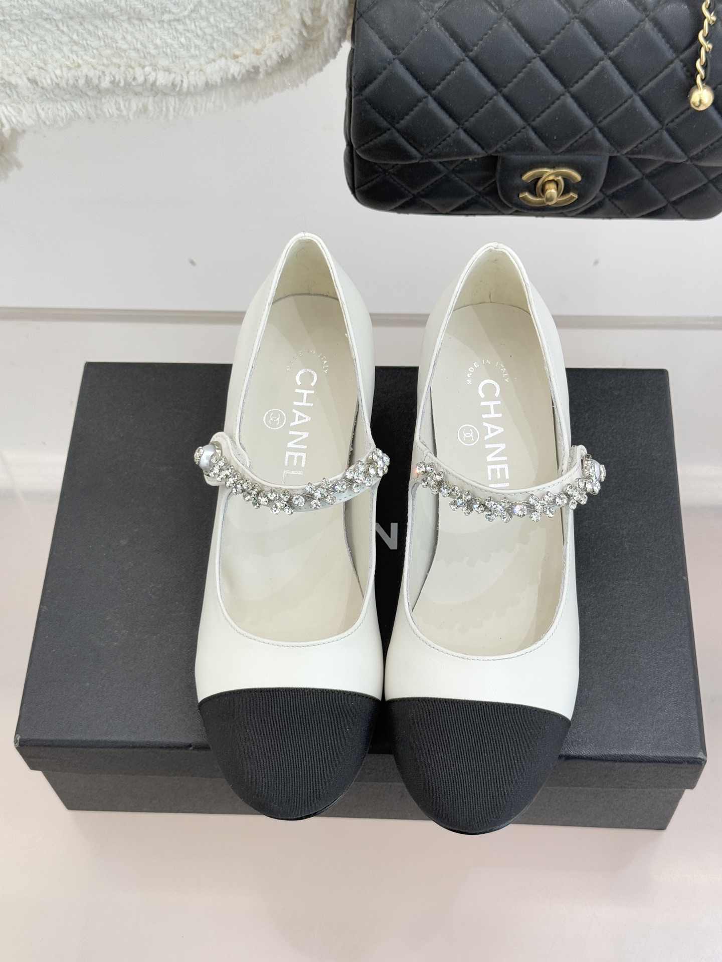 CHANE* ｜小香经典水钻一字带拼色玛丽珍鞋这双玛丽珍鞋以复古玛丽珍为基底用拼色美学重构优雅秩序。经典