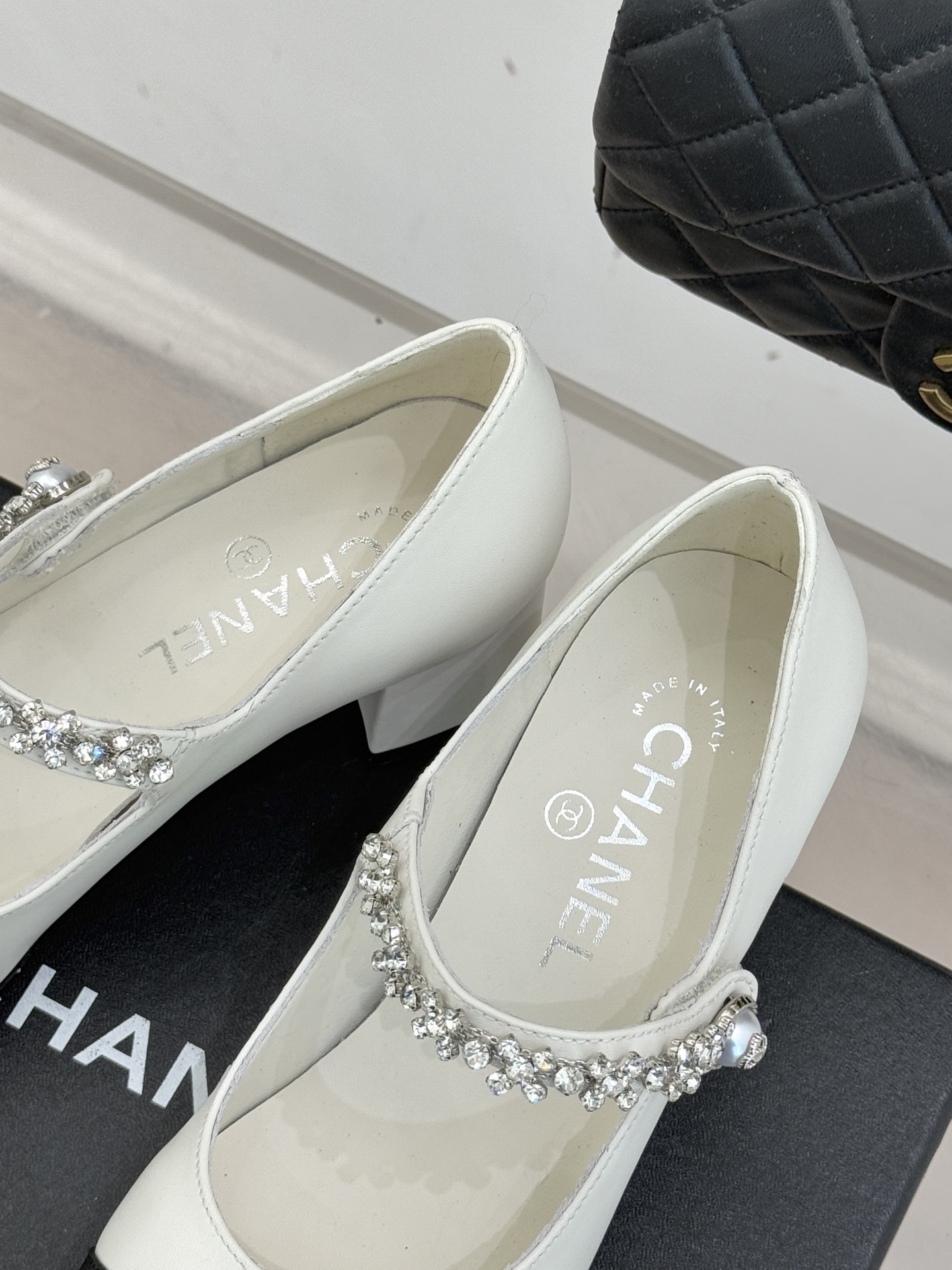 CHANE* ｜小香经典水钻一字带拼色玛丽珍鞋这双玛丽珍鞋以复古玛丽珍为基底用拼色美学重构优雅秩序。经典