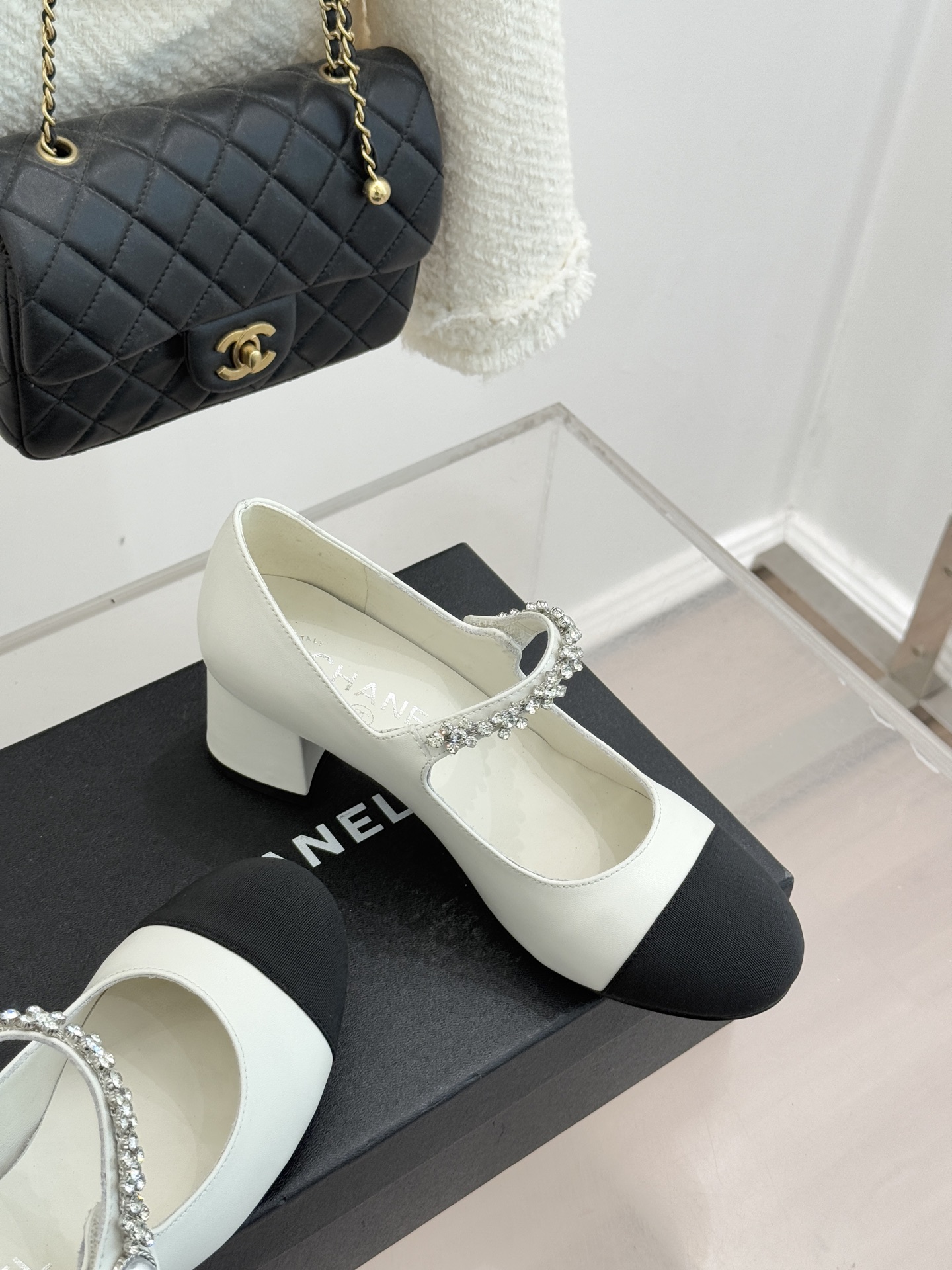 CHANE* ｜小香经典水钻一字带拼色玛丽珍鞋这双玛丽珍鞋以复古玛丽珍为基底用拼色美学重构优雅秩序。经典