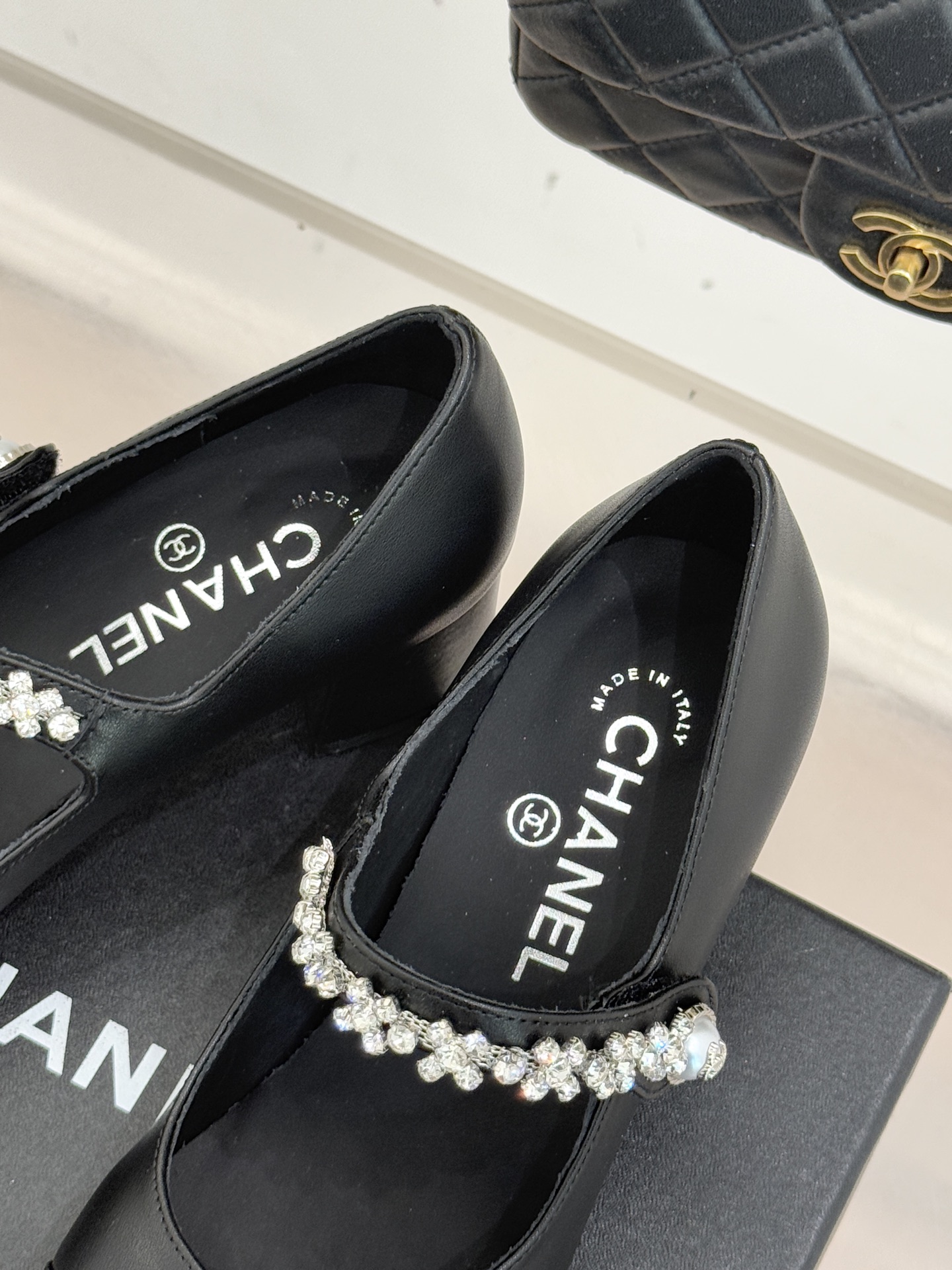 CHANE* ｜小香经典水钻一字带拼色玛丽珍鞋这双玛丽珍鞋以复古玛丽珍为基底用拼色美学重构优雅秩序。经典