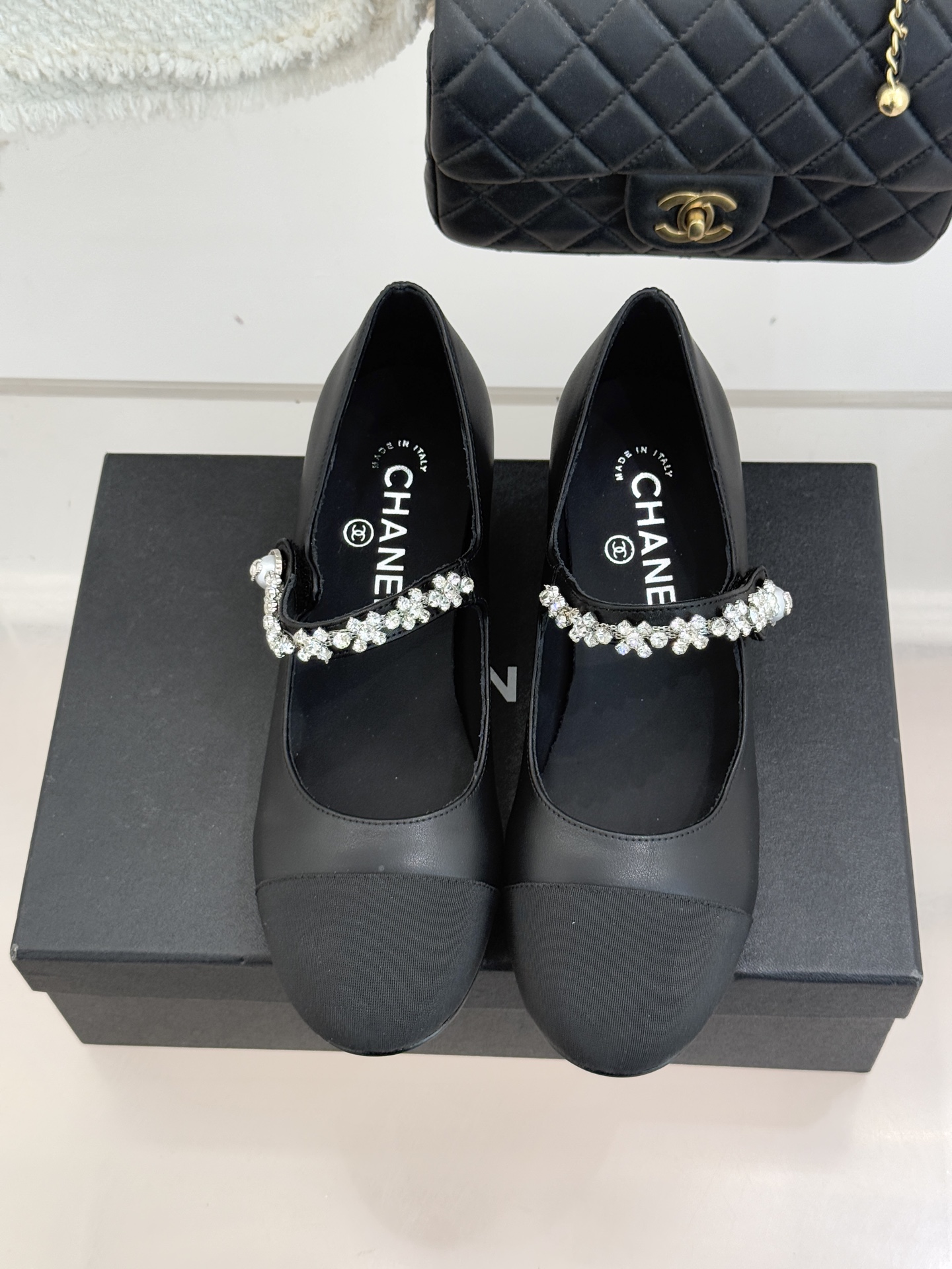 CHANE* ｜小香经典水钻一字带拼色玛丽珍鞋这双玛丽珍鞋以复古玛丽珍为基底用拼色美学重构优雅秩序。经典