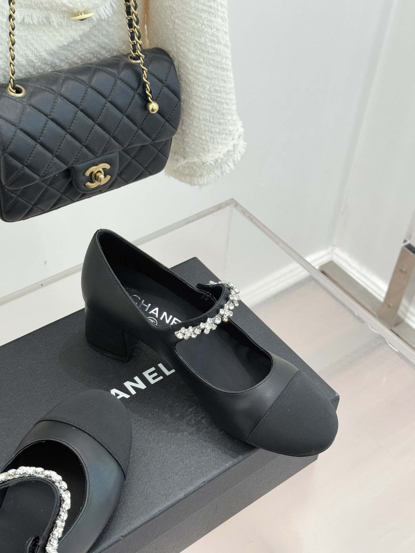 CHANE* ｜小香经典水钻一字带拼色玛丽珍鞋这双玛丽珍鞋以复古玛丽珍为基底用拼色美学重构优雅秩序。经典