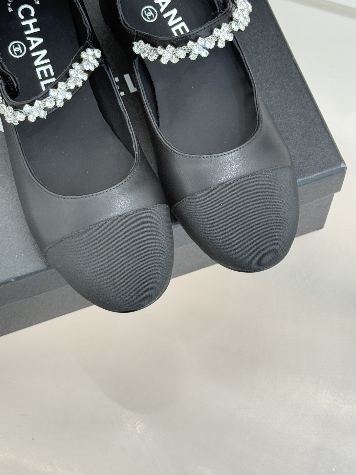 CHANE* ｜小香经典水钻一字带拼色玛丽珍鞋这双玛丽珍鞋以复古玛丽珍为基底用拼色美学重构优雅秩序。经典