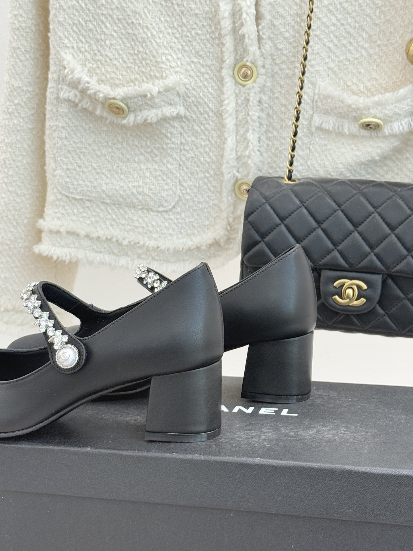 CHANE* ｜小香经典水钻一字带拼色玛丽珍鞋这双玛丽珍鞋以复古玛丽珍为基底用拼色美学重构优雅秩序。经典