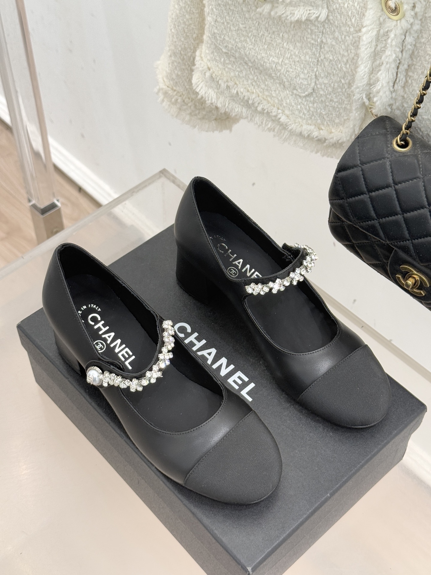 CHANE* ｜小香经典水钻一字带拼色玛丽珍鞋这双玛丽珍鞋以复古玛丽珍为基底用拼色美学重构优雅秩序。经典