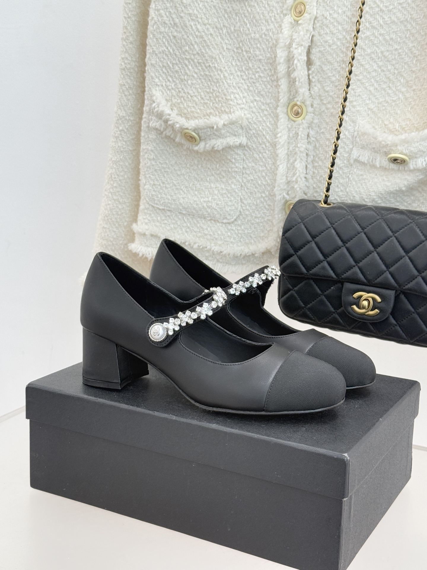 CHANE* ｜小香经典水钻一字带拼色玛丽珍鞋这双玛丽珍鞋以复古玛丽珍为基底用拼色美学重构优雅秩序。经典