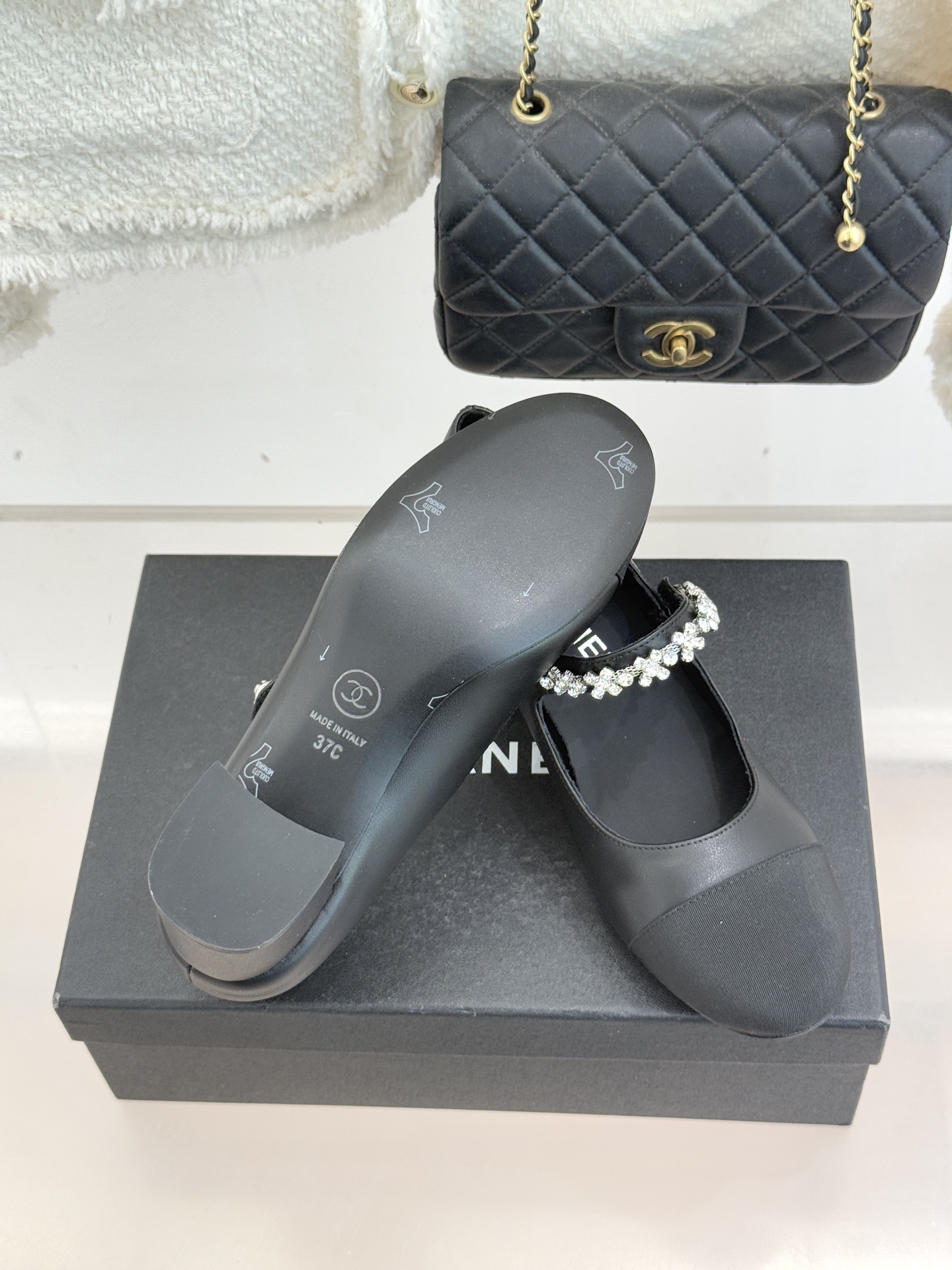 CHANE* ｜小香经典水钻一字带拼色玛丽珍鞋这双玛丽珍鞋以复古玛丽珍为基底用拼色美学重构优雅秩序。经典