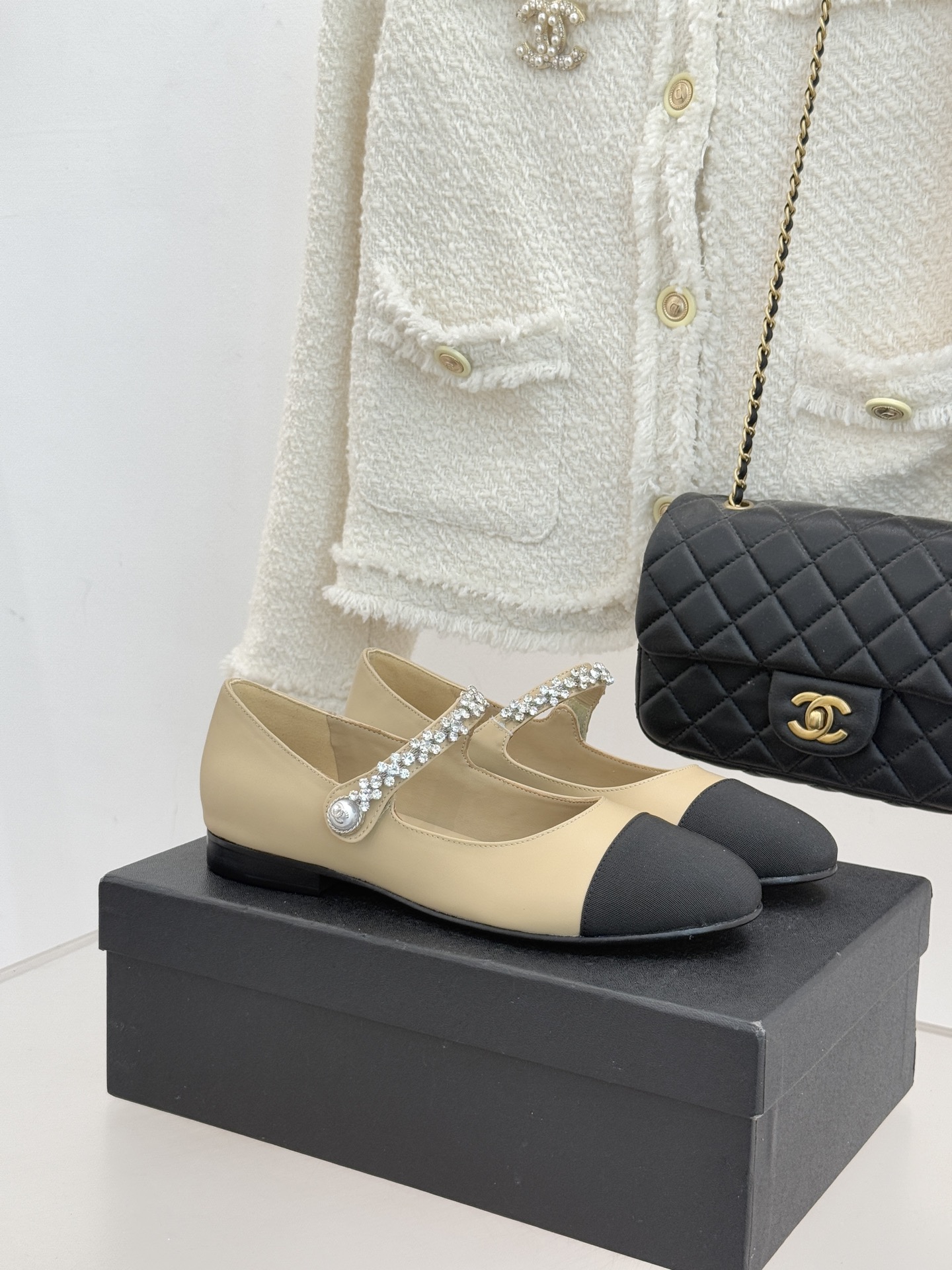 CHANE* ｜小香经典水钻一字带拼色玛丽珍鞋这双玛丽珍鞋以复古玛丽珍为基底用拼色美学重构优雅秩序。经典