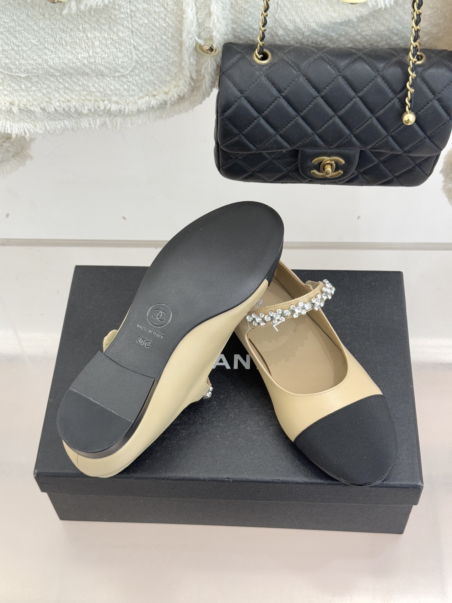 CHANE* ｜小香经典水钻一字带拼色玛丽珍鞋这双玛丽珍鞋以复古玛丽珍为基底用拼色美学重构优雅秩序。经典