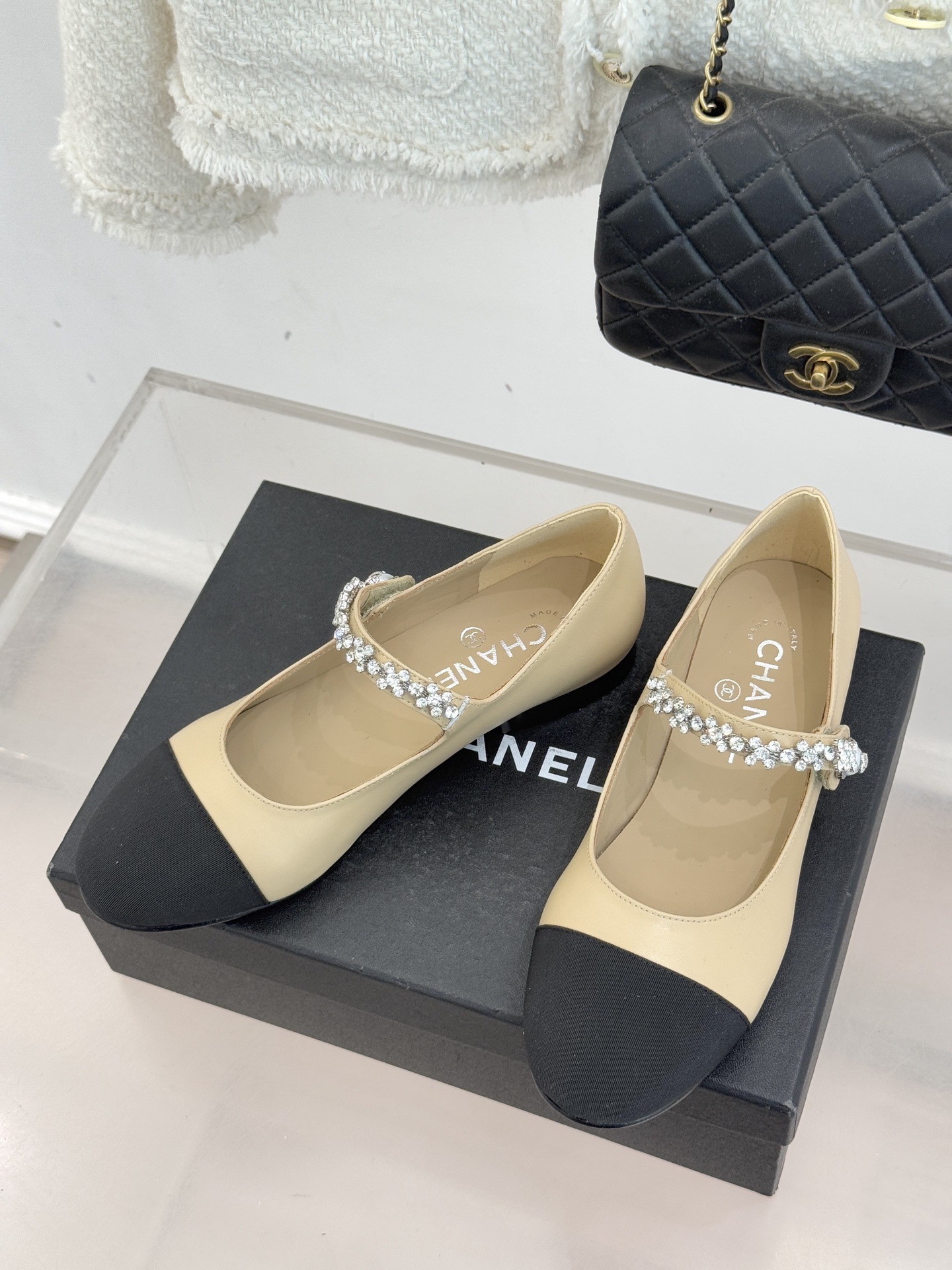 CHANE* ｜小香经典水钻一字带拼色玛丽珍鞋这双玛丽珍鞋以复古玛丽珍为基底用拼色美学重构优雅秩序。经典