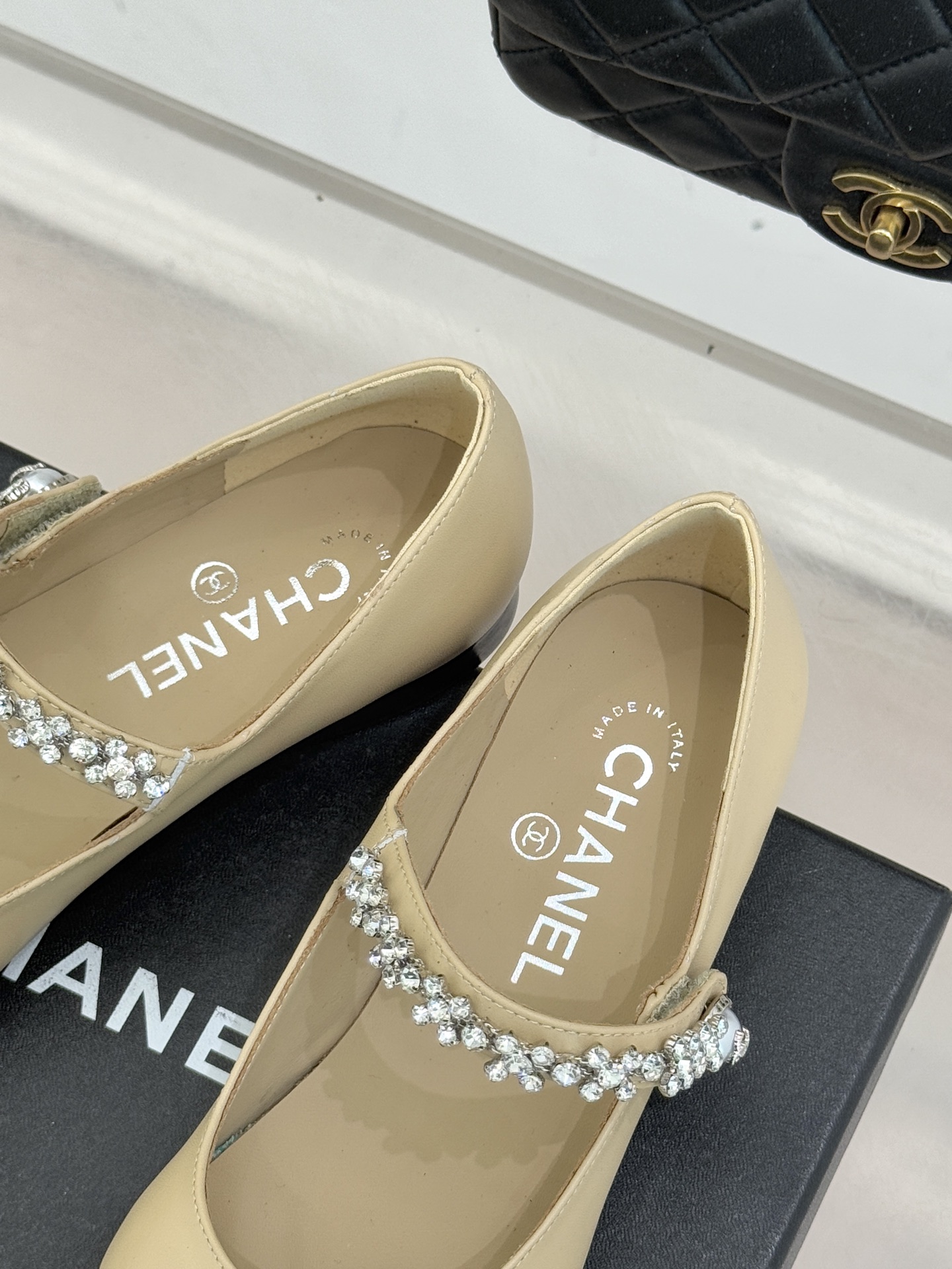 CHANE* ｜小香经典水钻一字带拼色玛丽珍鞋这双玛丽珍鞋以复古玛丽珍为基底用拼色美学重构优雅秩序。经典