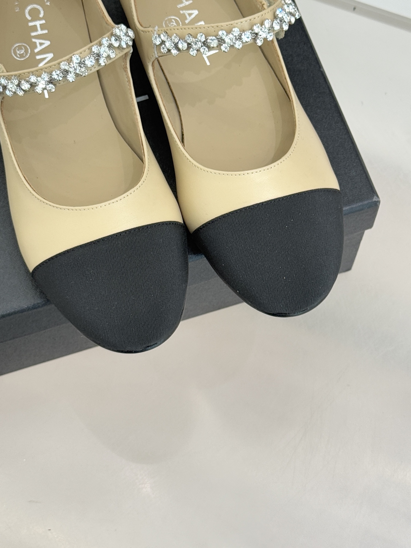 CHANE* ｜小香经典水钻一字带拼色玛丽珍鞋这双玛丽珍鞋以复古玛丽珍为基底用拼色美学重构优雅秩序。经典