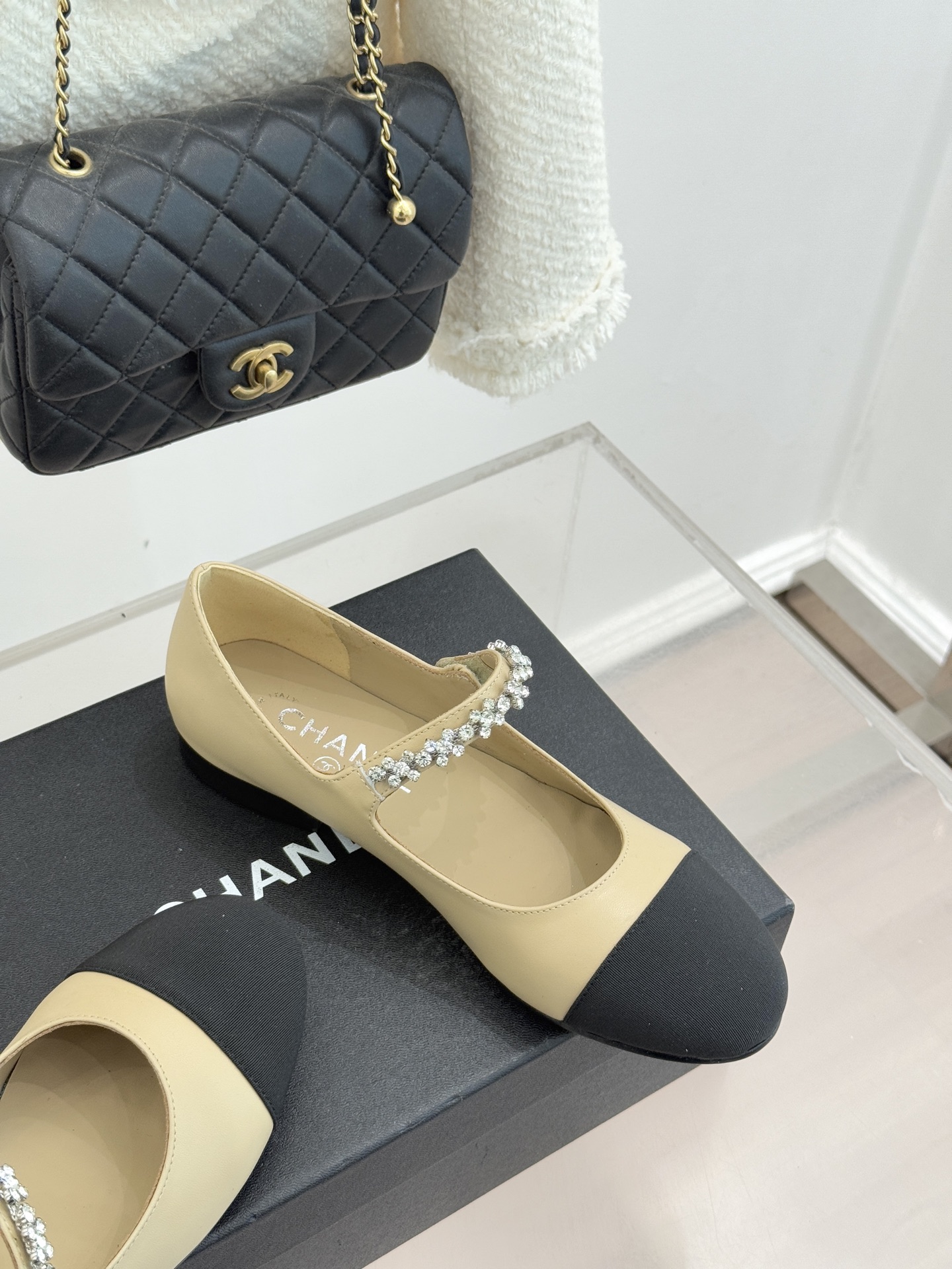 CHANE* ｜小香经典水钻一字带拼色玛丽珍鞋这双玛丽珍鞋以复古玛丽珍为基底用拼色美学重构优雅秩序。经典