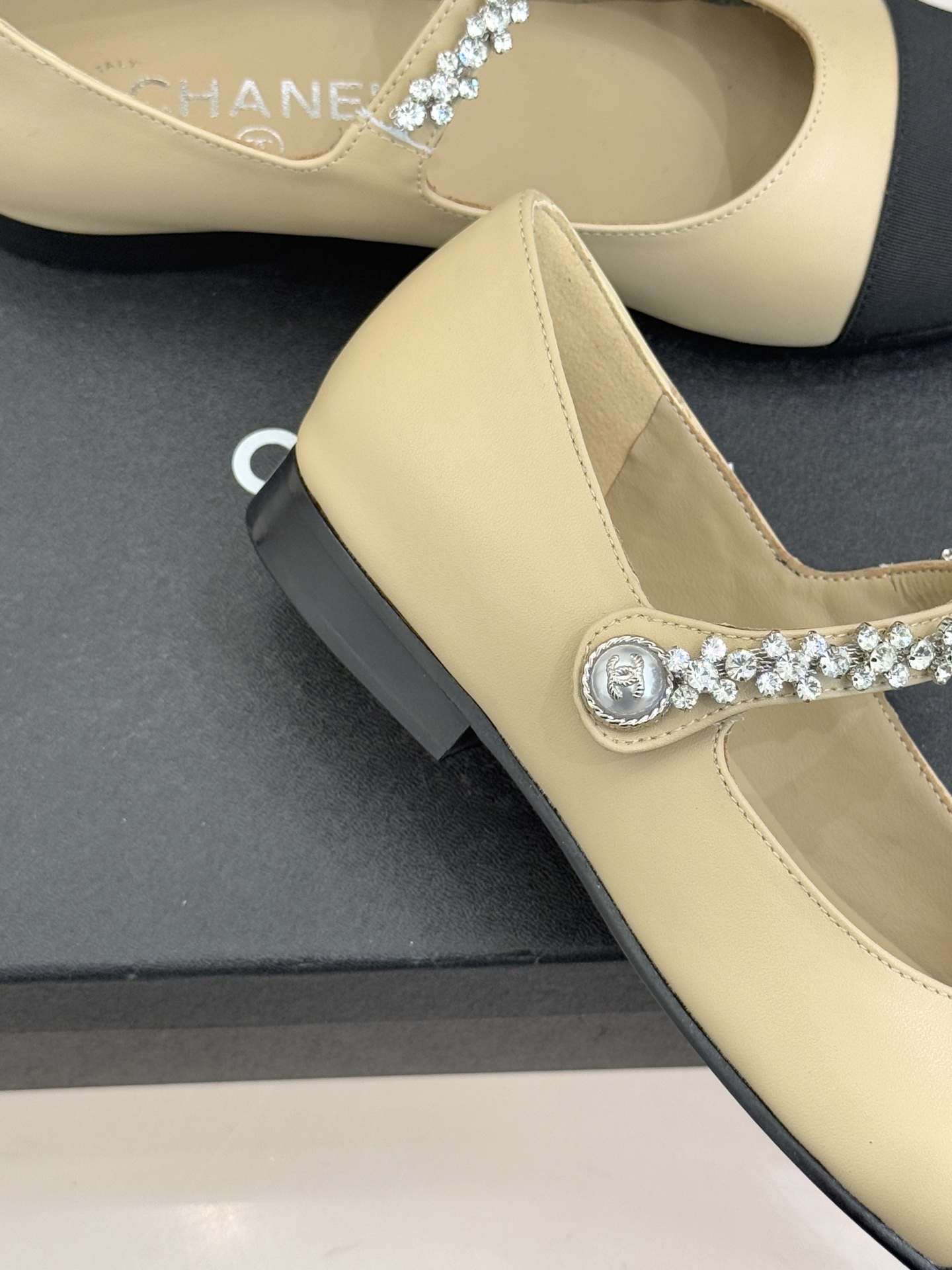 CHANE* ｜小香经典水钻一字带拼色玛丽珍鞋这双玛丽珍鞋以复古玛丽珍为基底用拼色美学重构优雅秩序。经典