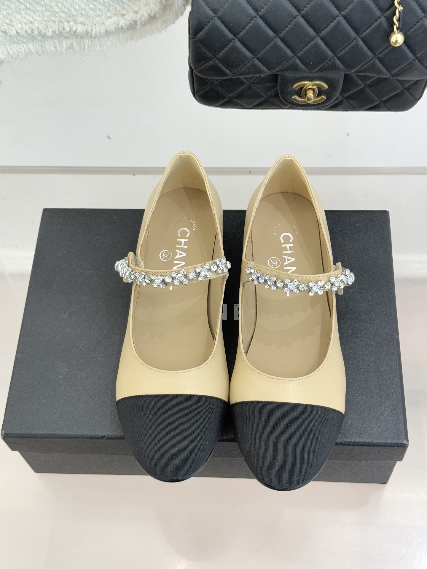 CHANE* ｜小香经典水钻一字带拼色玛丽珍鞋这双玛丽珍鞋以复古玛丽珍为基底用拼色美学重构优雅秩序。经典