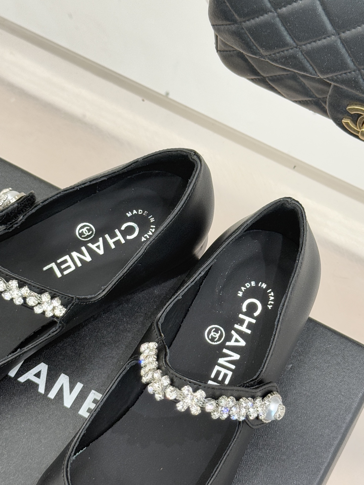 CHANE* ｜小香经典水钻一字带拼色玛丽珍鞋这双玛丽珍鞋以复古玛丽珍为基底用拼色美学重构优雅秩序。经典