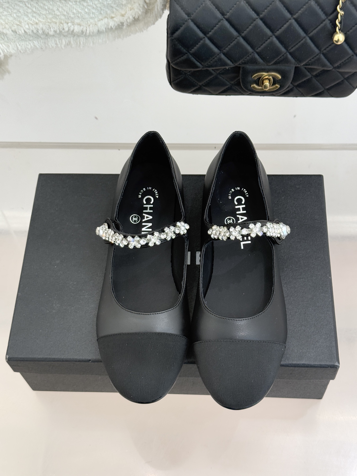 CHANE* ｜小香经典水钻一字带拼色玛丽珍鞋这双玛丽珍鞋以复古玛丽珍为基底用拼色美学重构优雅秩序。经典